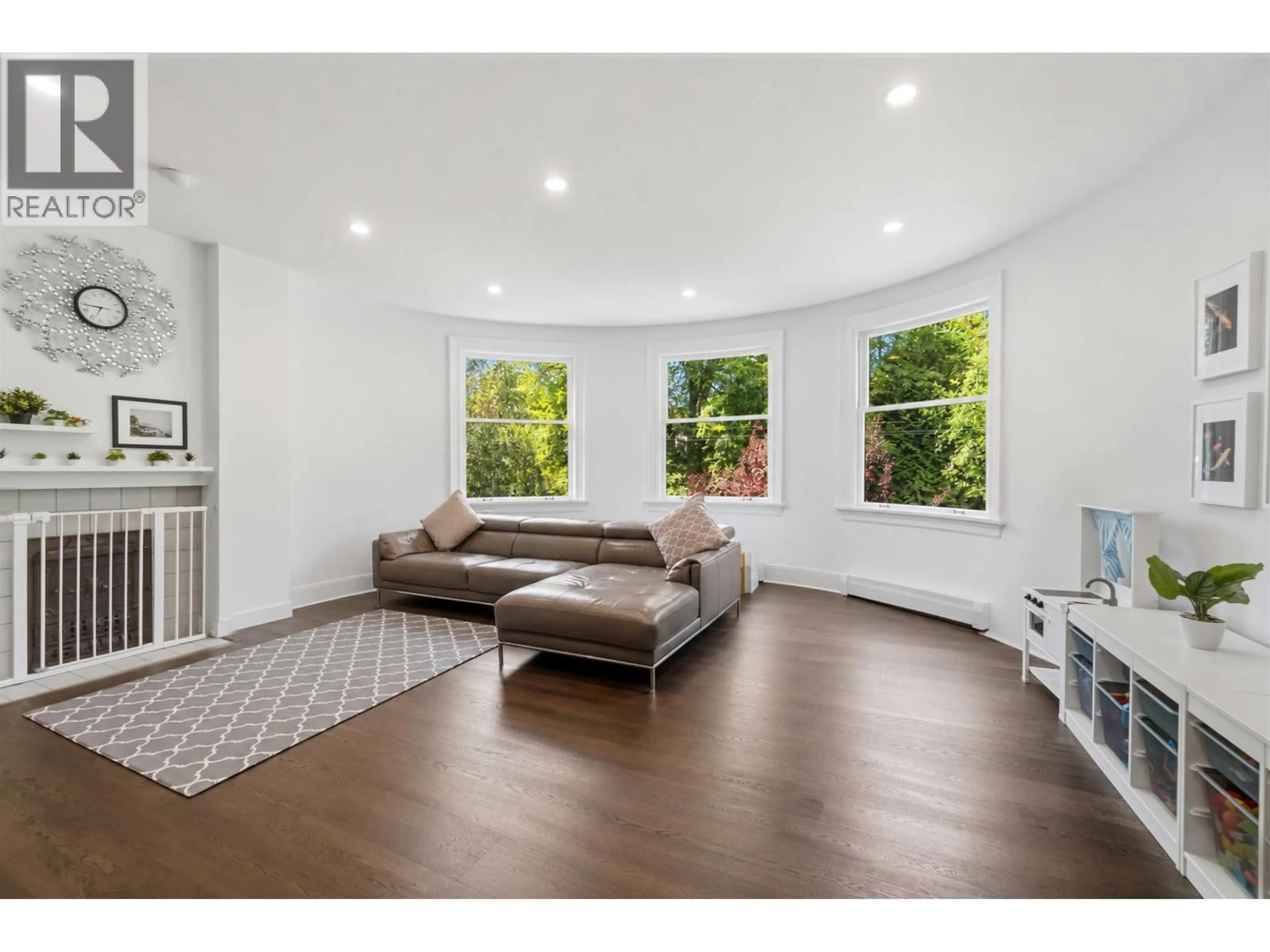 Living room with furniture, wood/laminate floor for 1188 LAURIER AVENUE, Vancouver British Columbia V6H1Y5