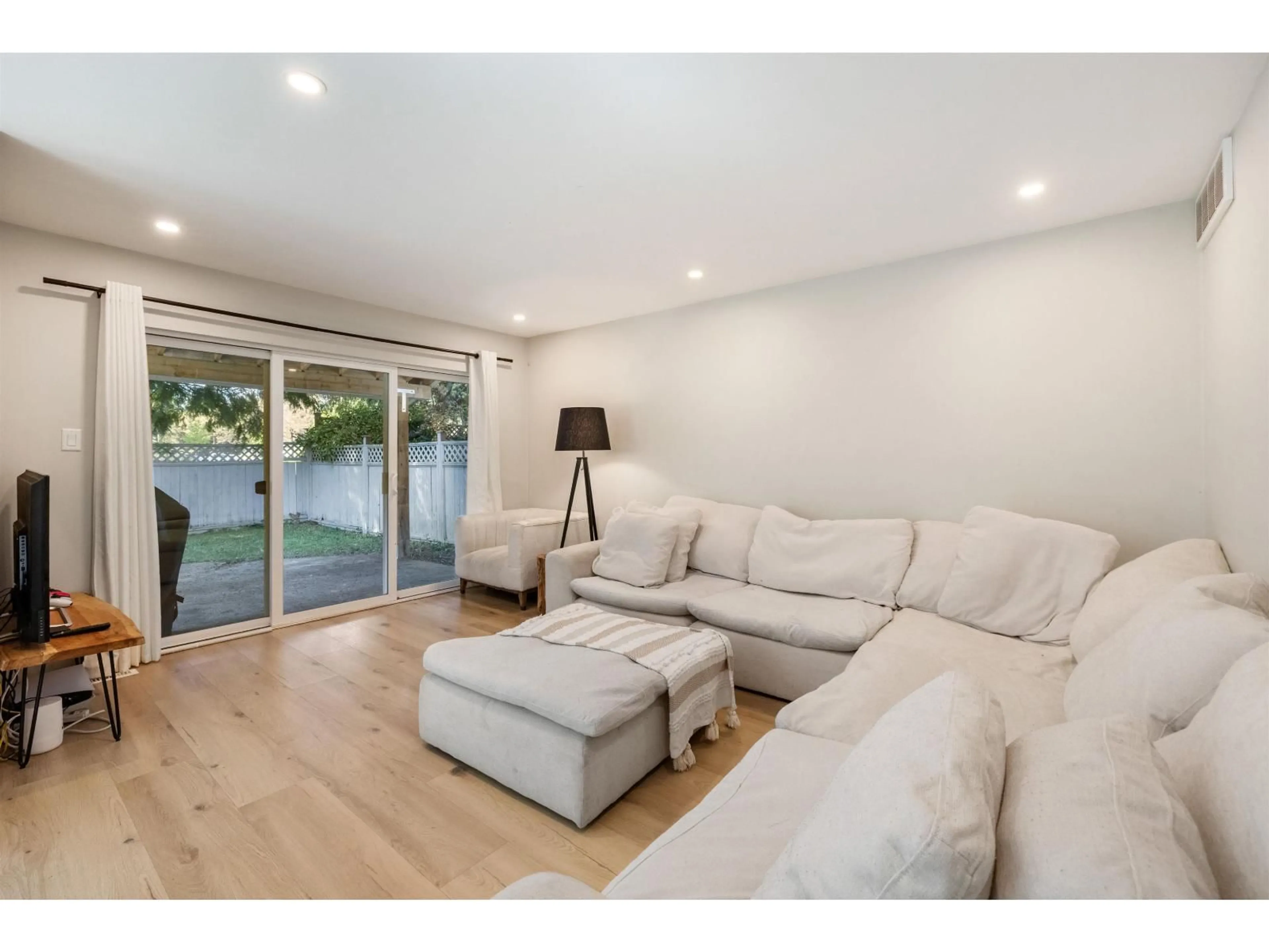 Living room with furniture, wood/laminate floor for 6503 WOODGLEN STREET, Delta British Columbia V4E3G8