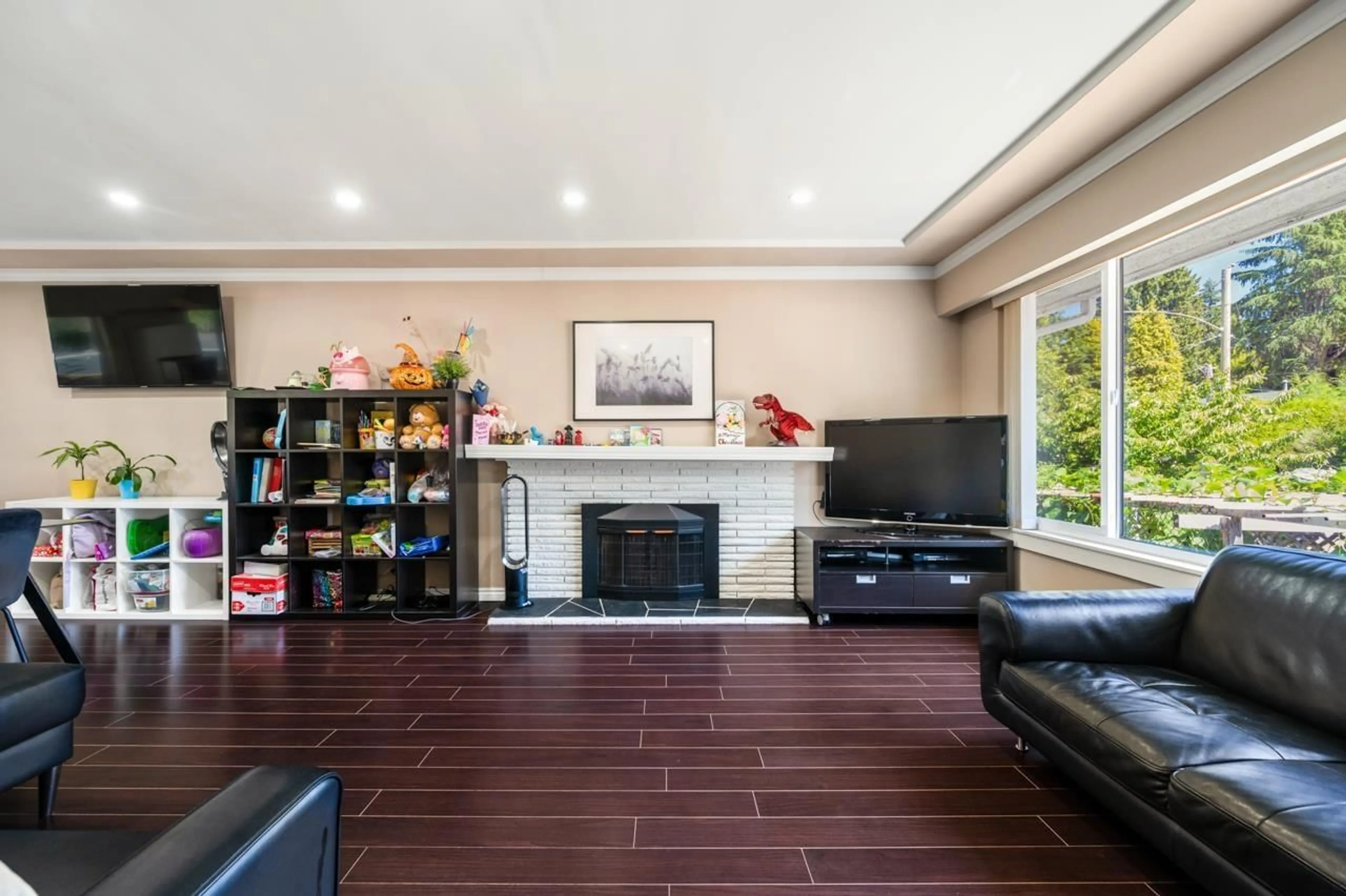 Living room with furniture, unknown for 14940 KEW DRIVE, Surrey British Columbia V3R4Y2