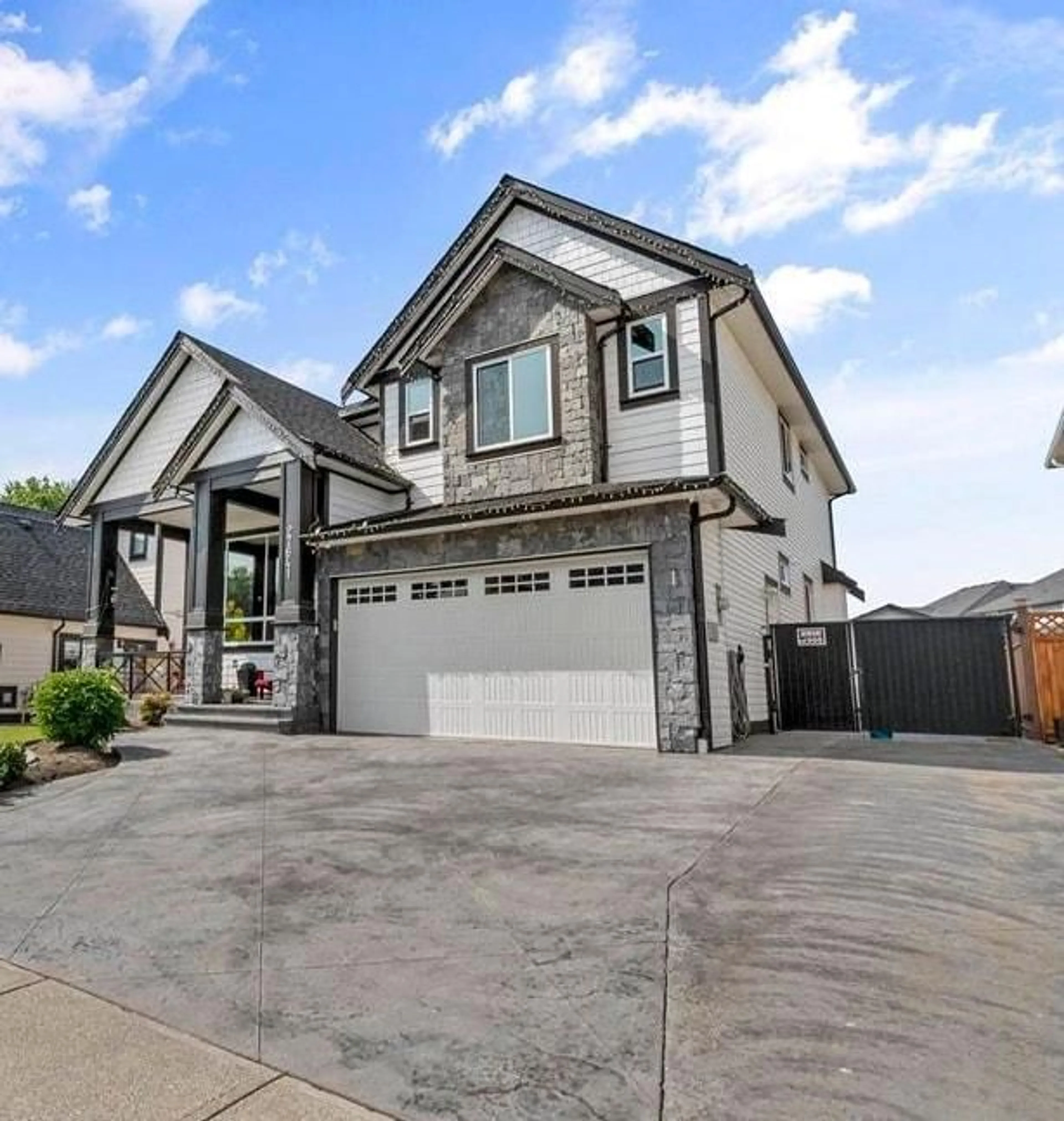 Home with vinyl exterior material, street for 27641 LUNDEBERG AVENUE, Abbotsford British Columbia V4X0B8