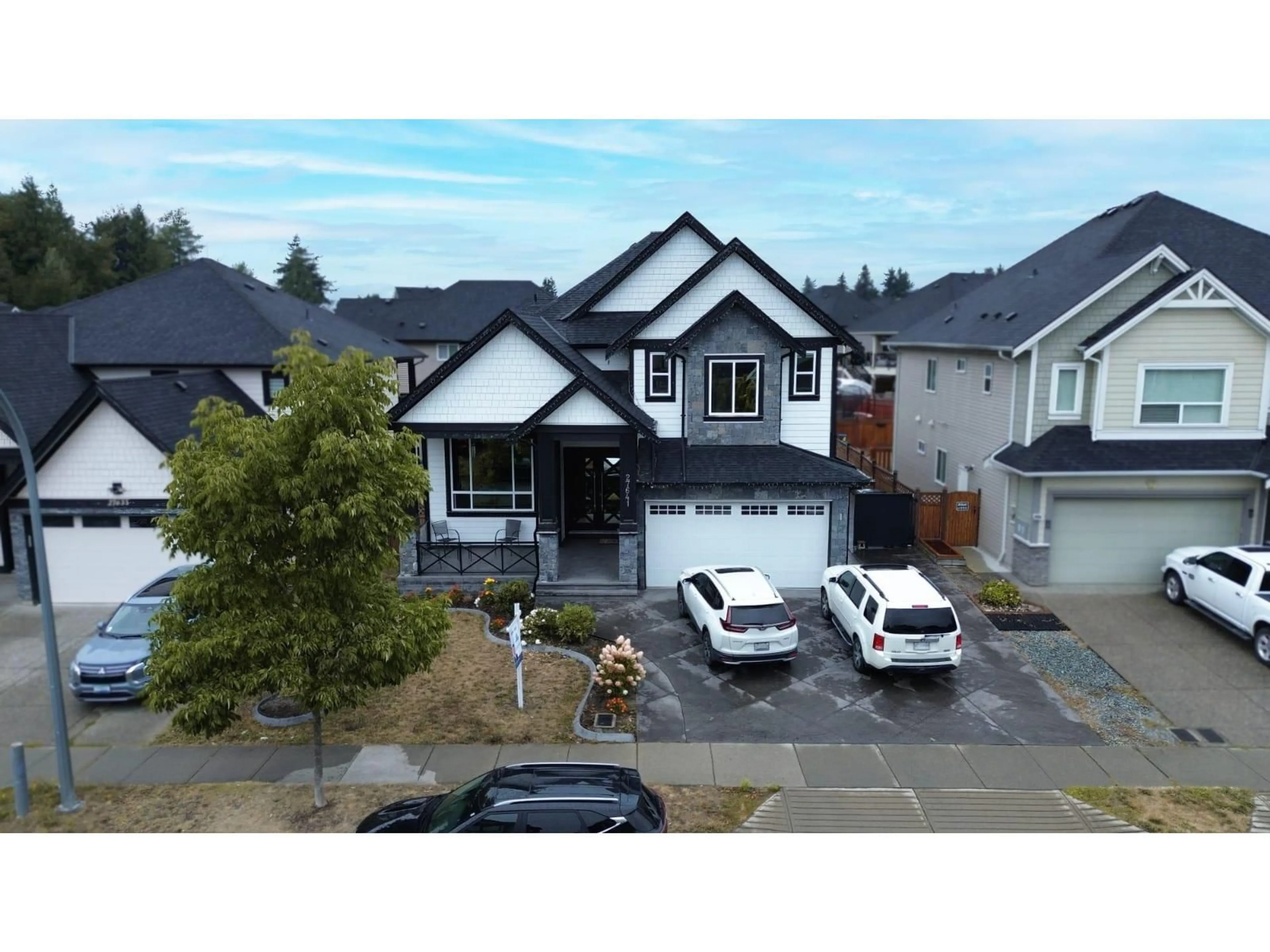 A pic from outside/outdoor area/front of a property/back of a property/a pic from drone, street for 27641 LUNDEBERG AVENUE, Abbotsford British Columbia V4X0B8
