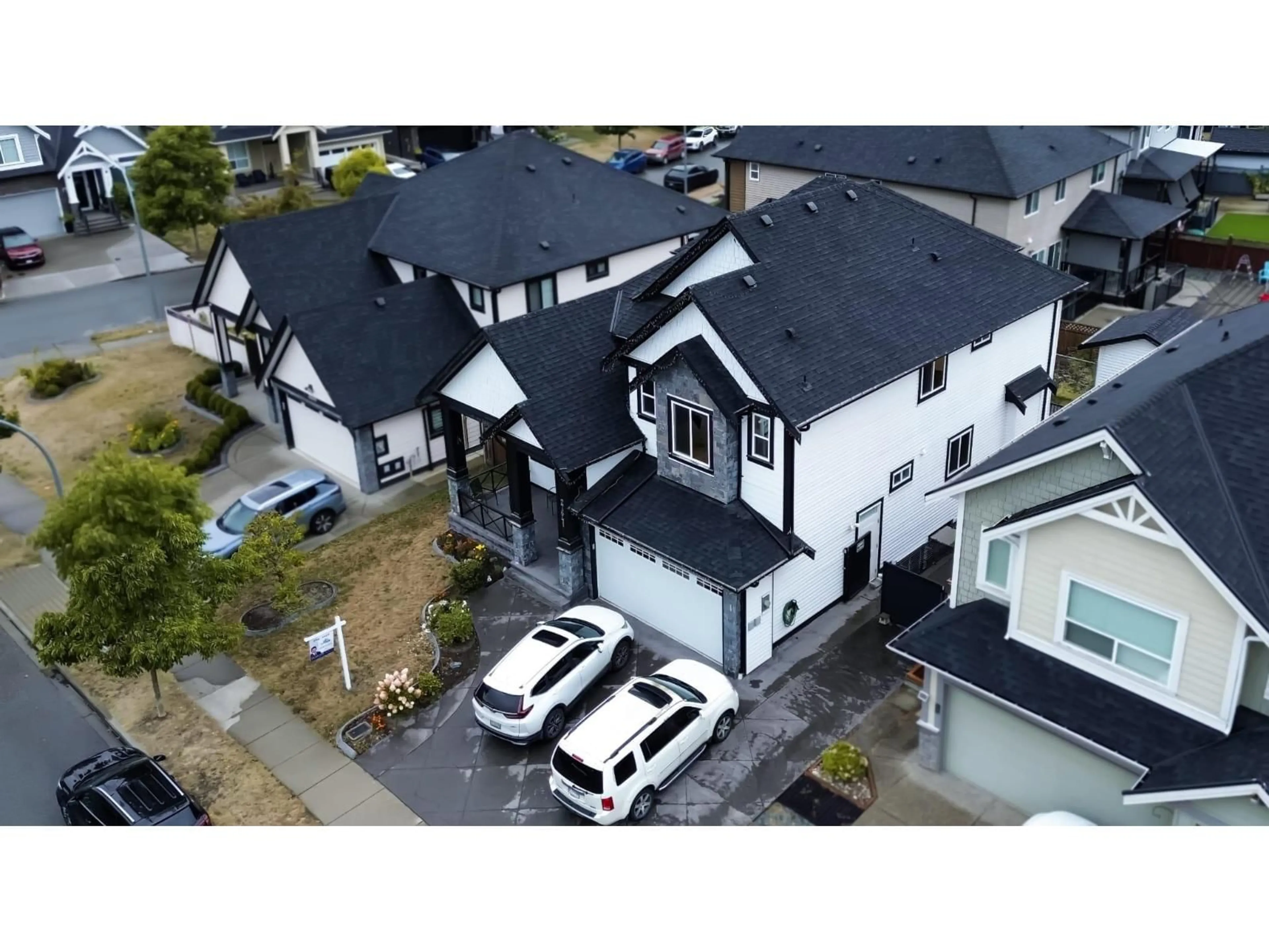 A pic from outside/outdoor area/front of a property/back of a property/a pic from drone, street for 27641 LUNDEBERG AVENUE, Abbotsford British Columbia V4X0B8
