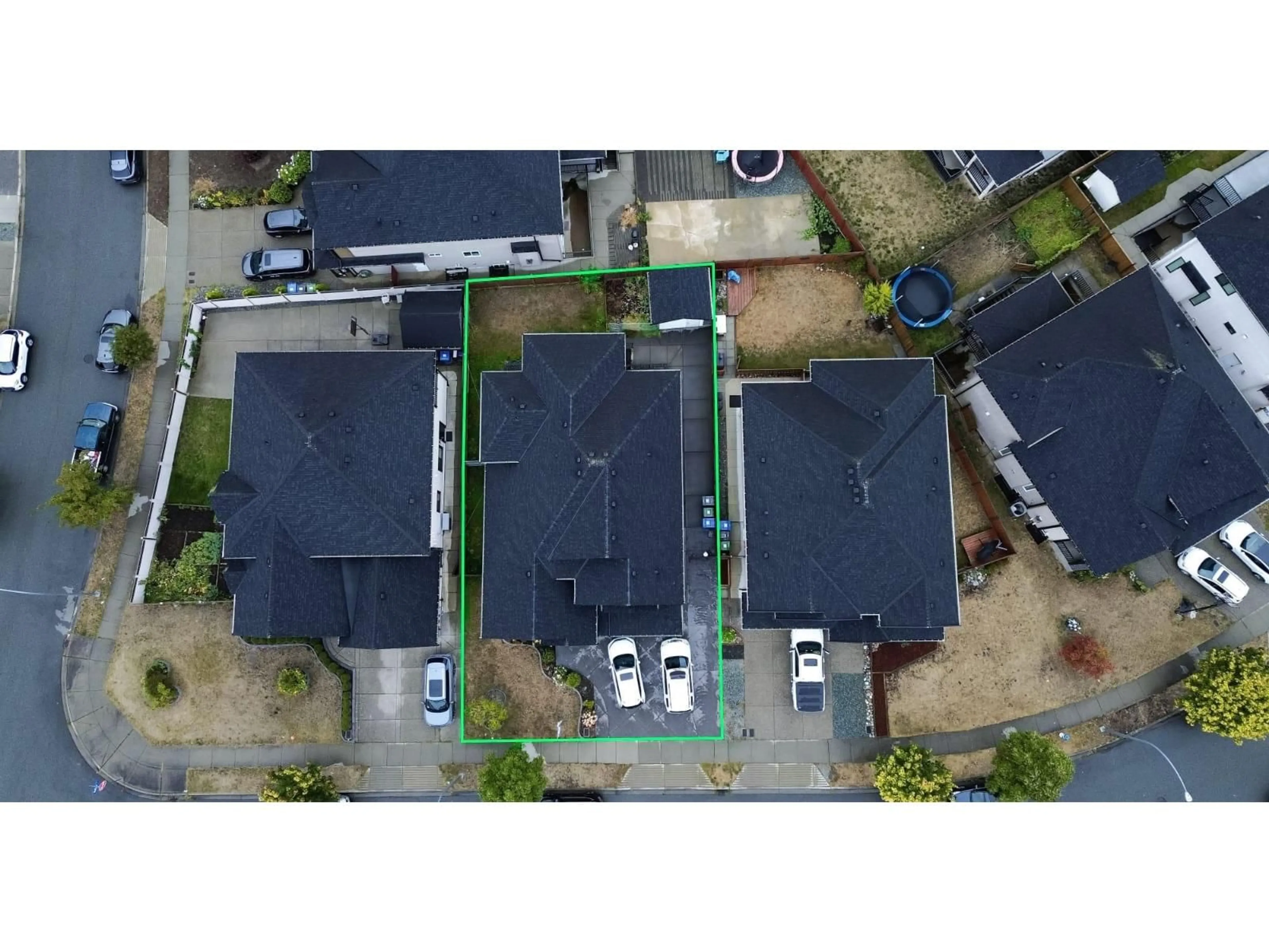 A pic from outside/outdoor area/front of a property/back of a property/a pic from drone, street for 27641 LUNDEBERG AVENUE, Abbotsford British Columbia V4X0B8