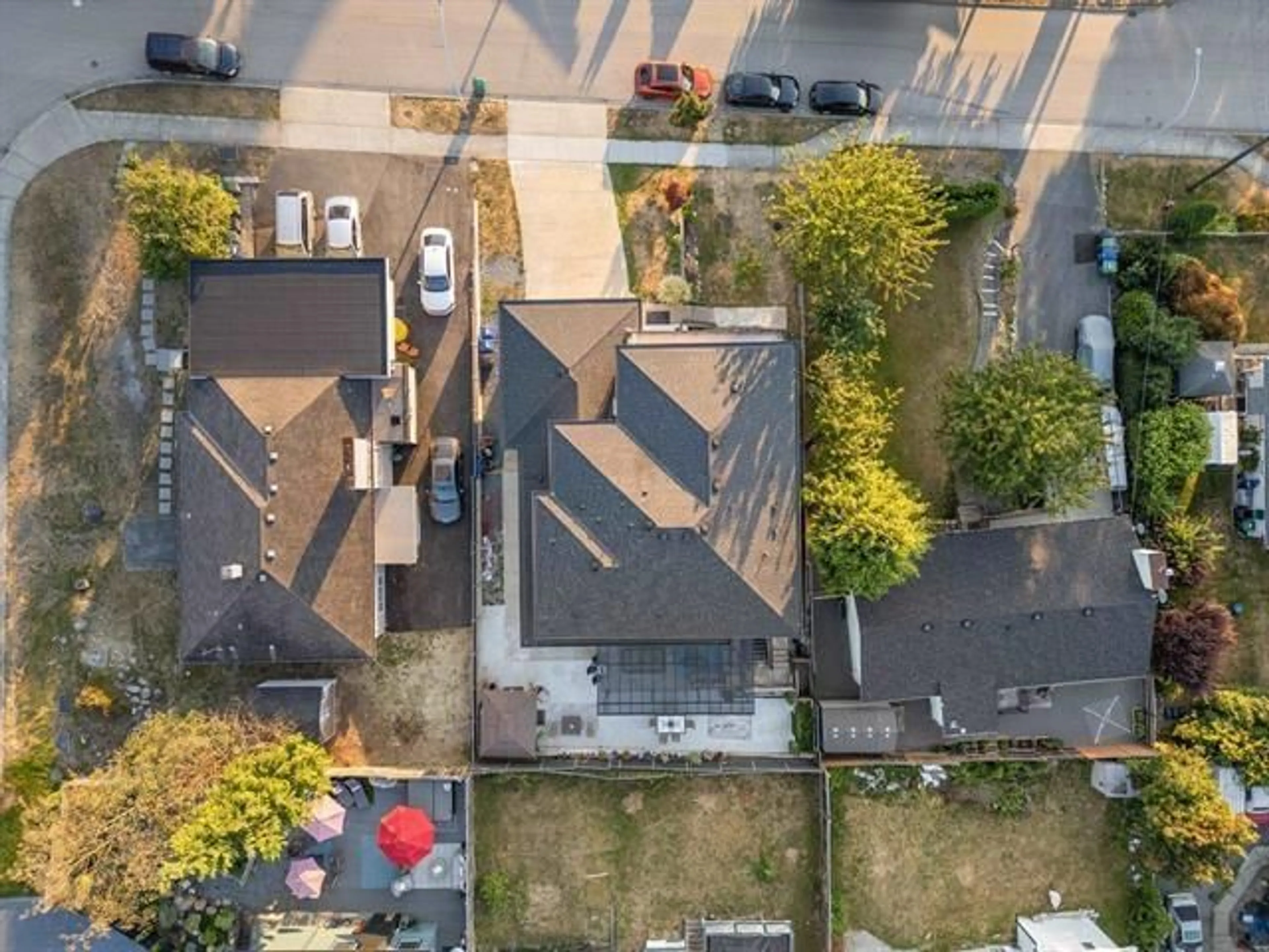 A pic from outside/outdoor area/front of a property/back of a property/a pic from drone, street for 10088 121 STREET, Surrey British Columbia V3V4K5