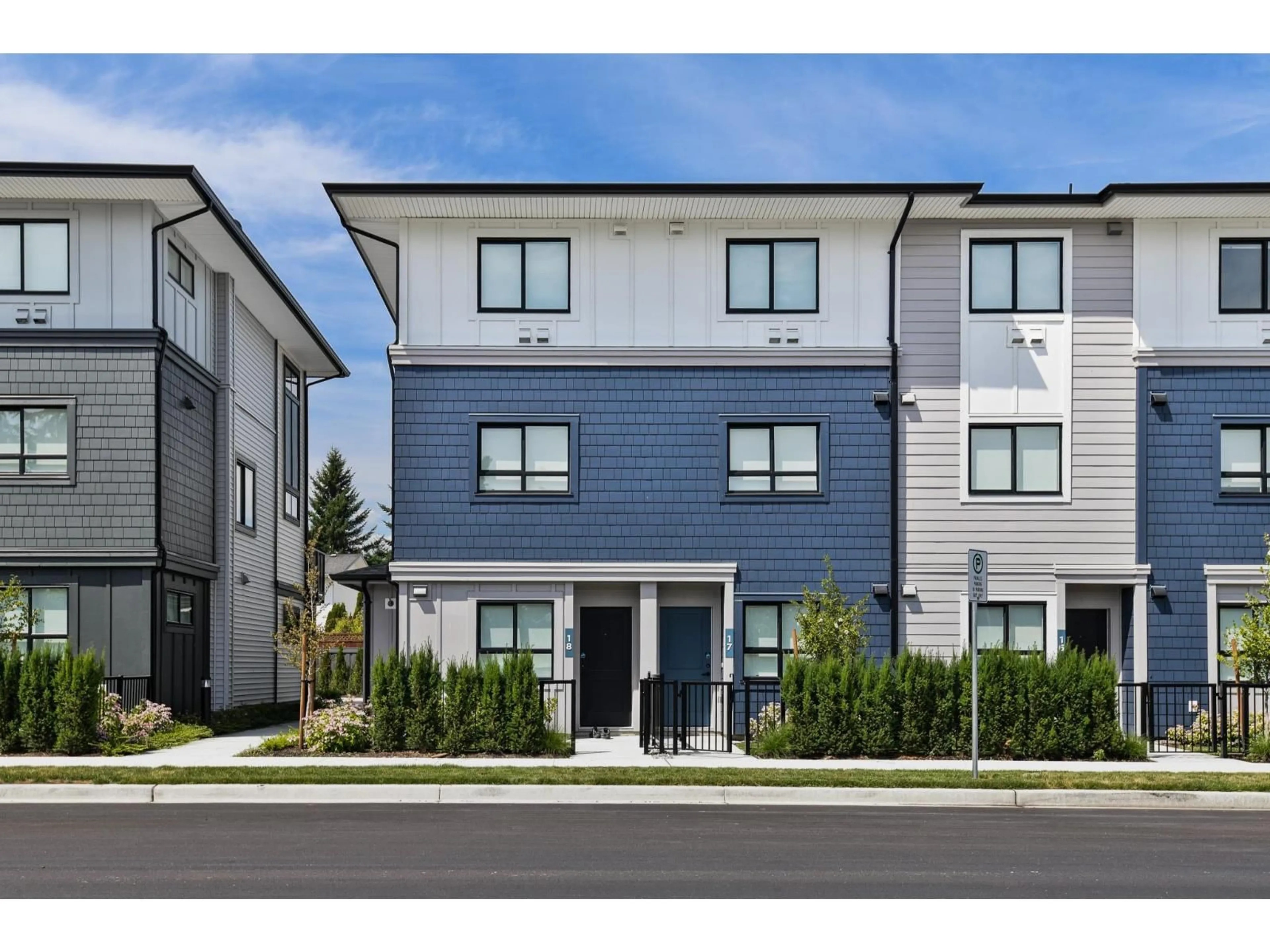Home with vinyl exterior material, street for 14 - 33525 KINGSTON AVENUE, Abbotsford British Columbia V2S0R6