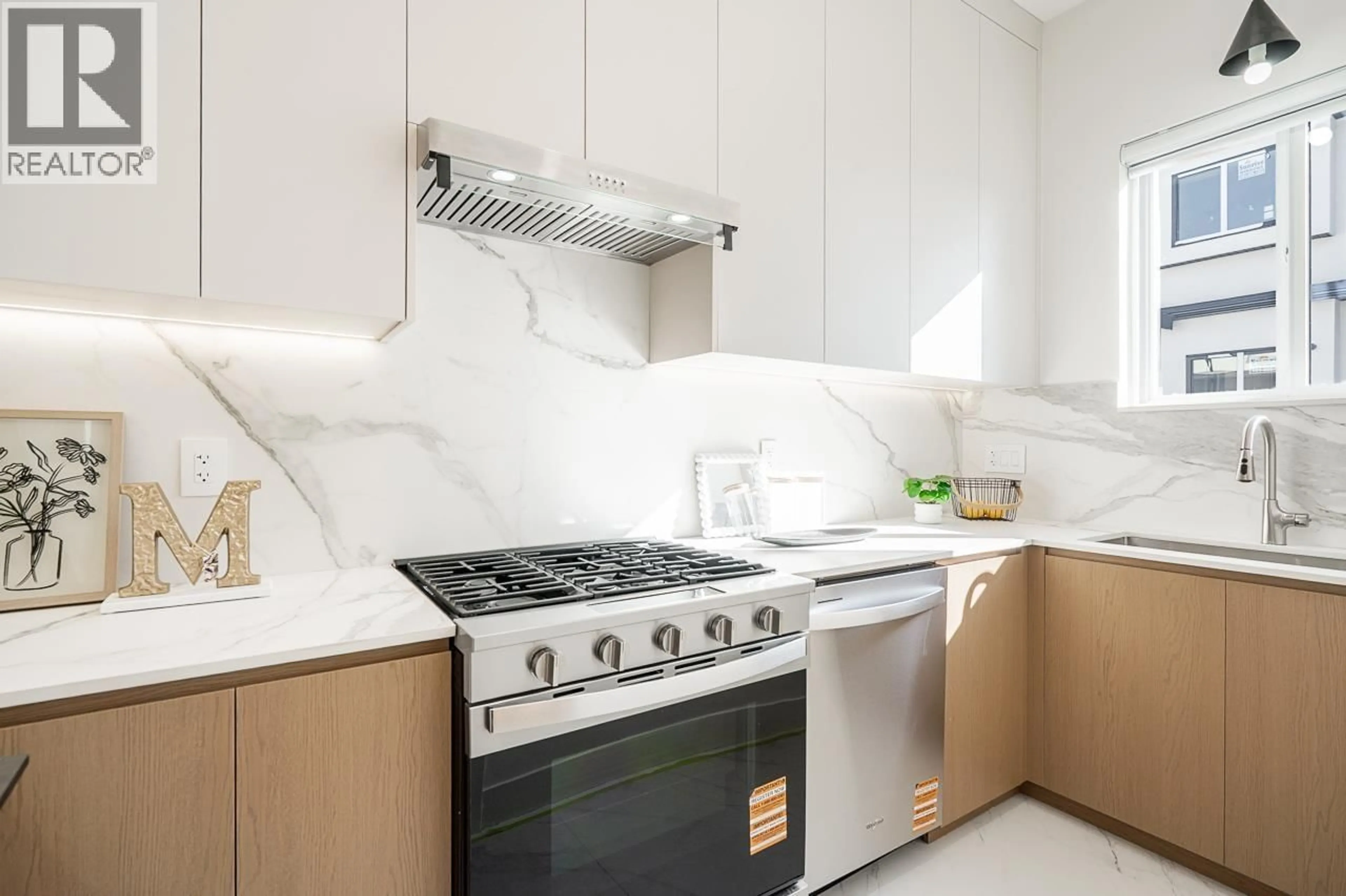 Contemporary kitchen, ceramic/tile floor for 4 - 6692 NAPIER STREET, Burnaby British Columbia V5B2C3