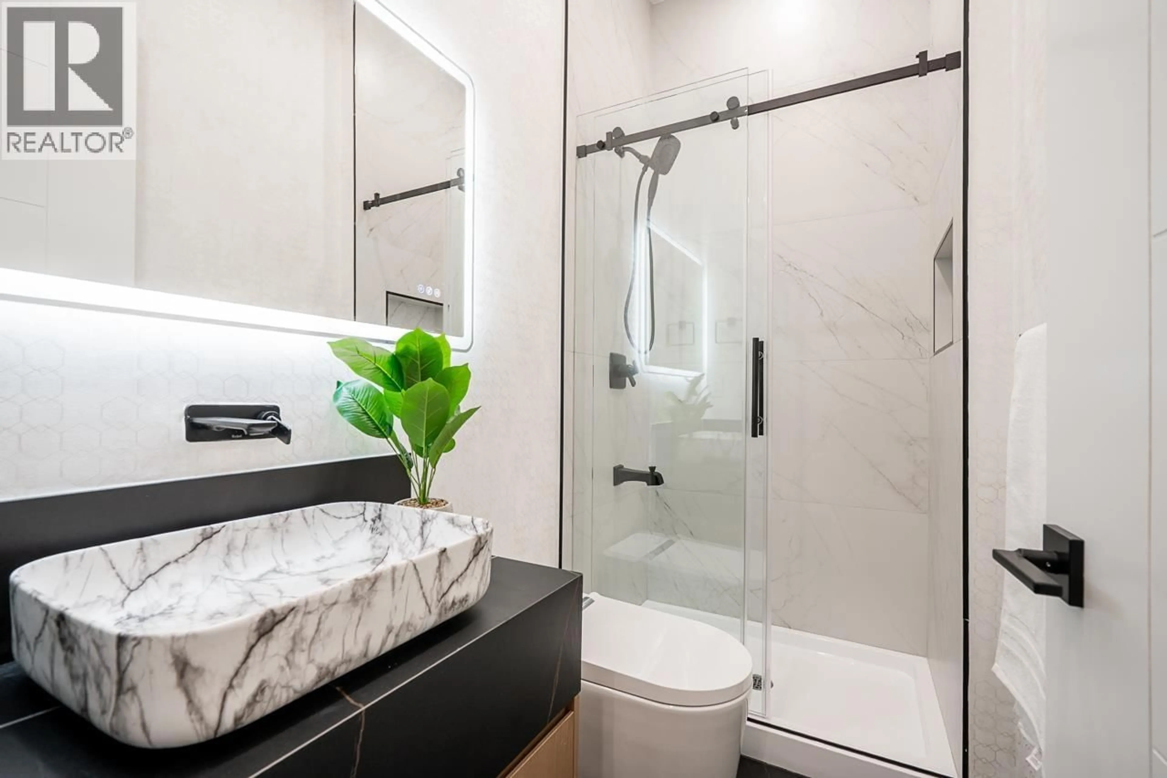 Contemporary bathroom, ceramic/tile floor for 4 - 6692 NAPIER STREET, Burnaby British Columbia V5B2C3