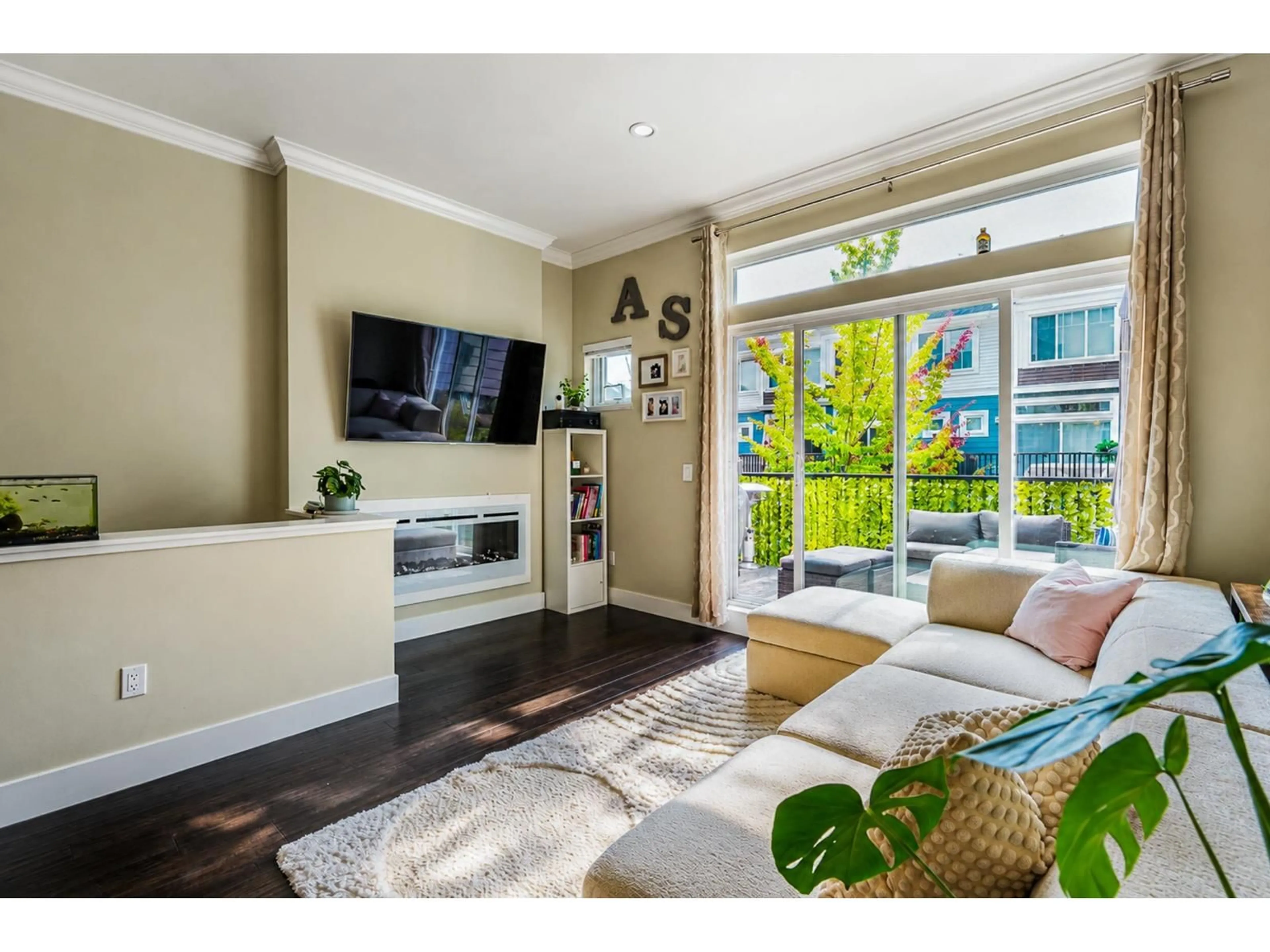 Living room with furniture, wood/laminate floor for 9 - 2528 156 STREET, Surrey British Columbia V4P0E7