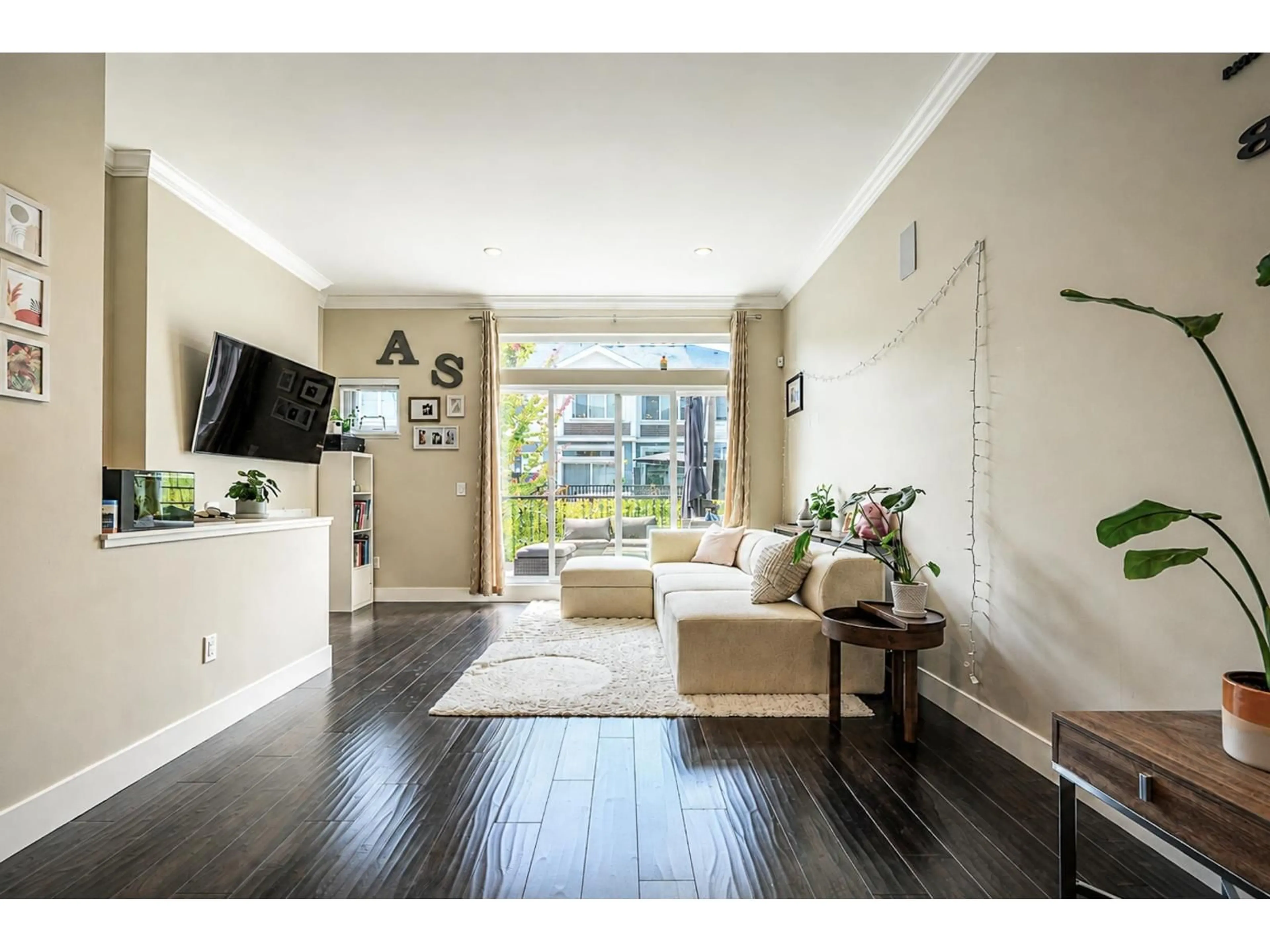 Living room with furniture, wood/laminate floor for 9 - 2528 156 STREET, Surrey British Columbia V4P0E7
