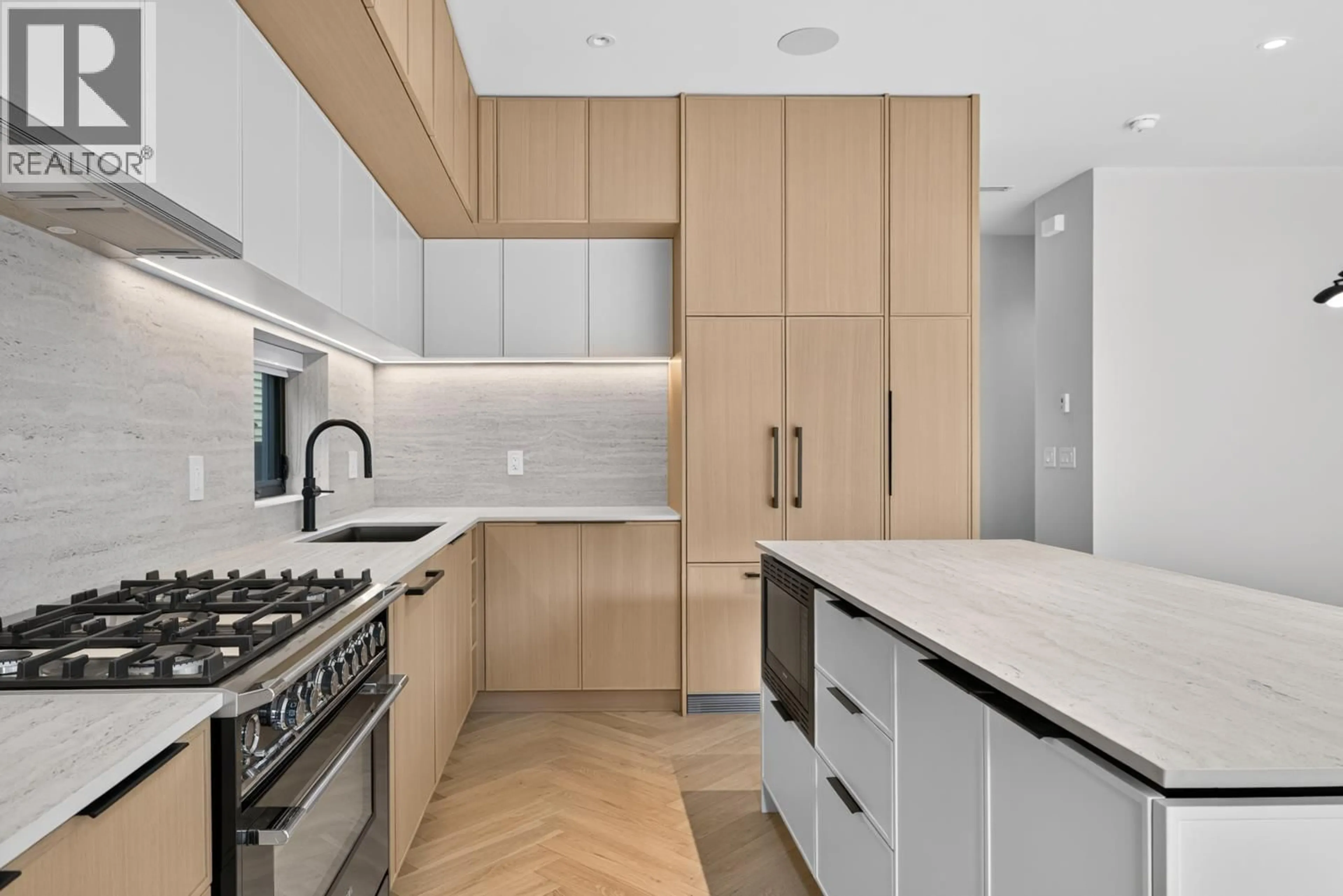 Contemporary kitchen, unknown for 2 - 58 40TH AVENUE, Vancouver British Columbia V5W1L4