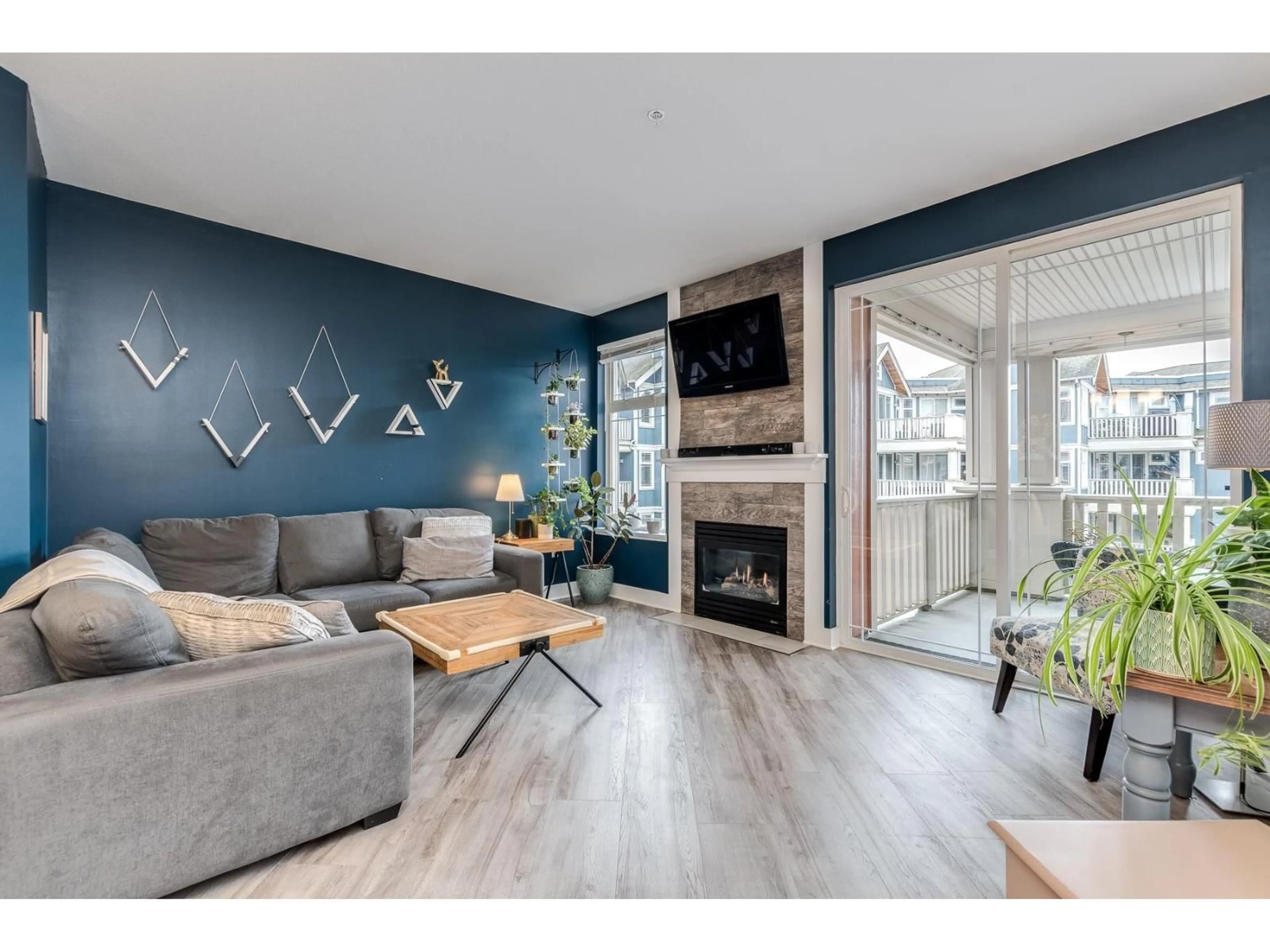 Living room with furniture, wood/laminate floor for 307 - 15368 16A AVENUE, Surrey British Columbia V4A1S9