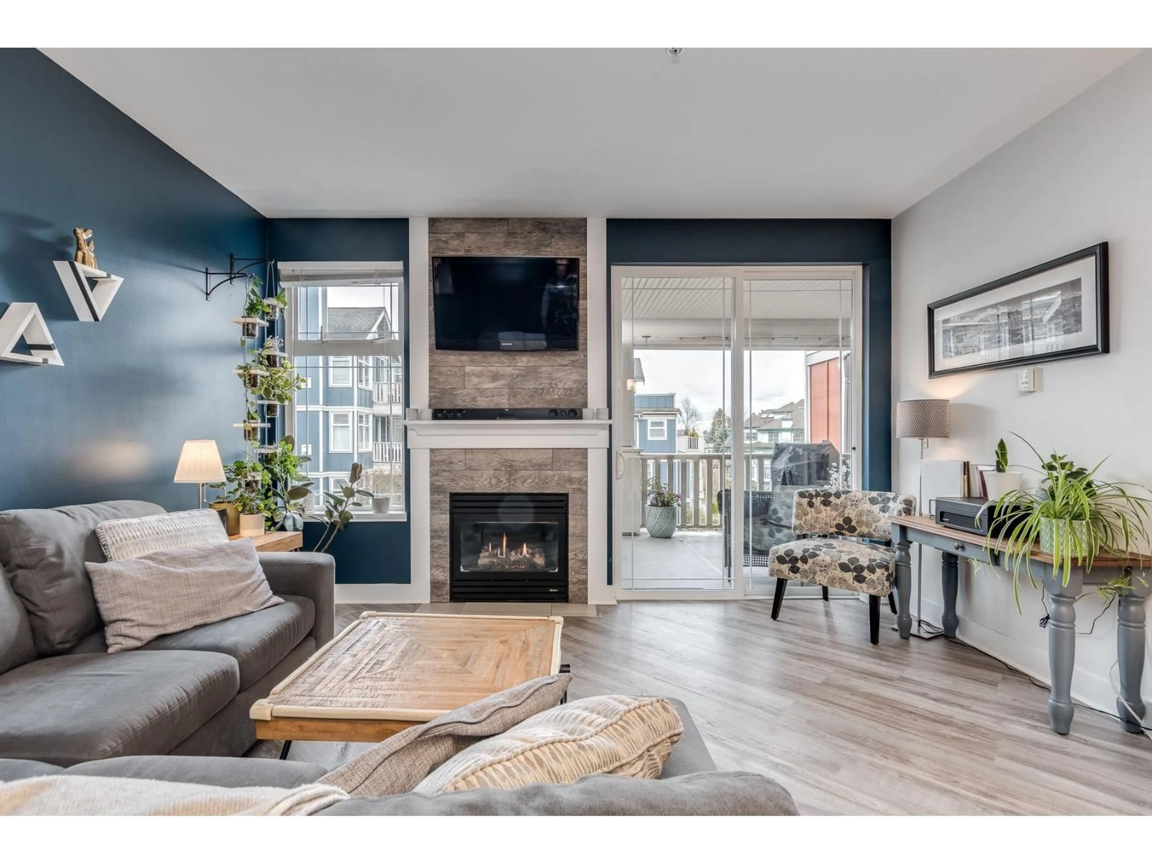 Living room with furniture, wood/laminate floor for 307 - 15368 16A AVENUE, Surrey British Columbia V4A1S9