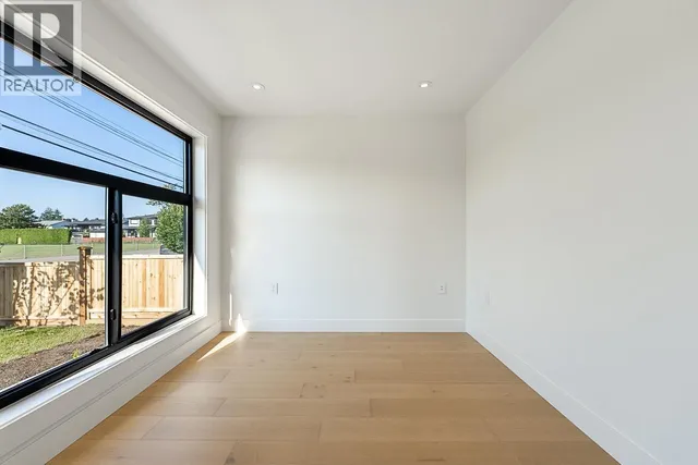 4943 44 AVENUE, Delta 3