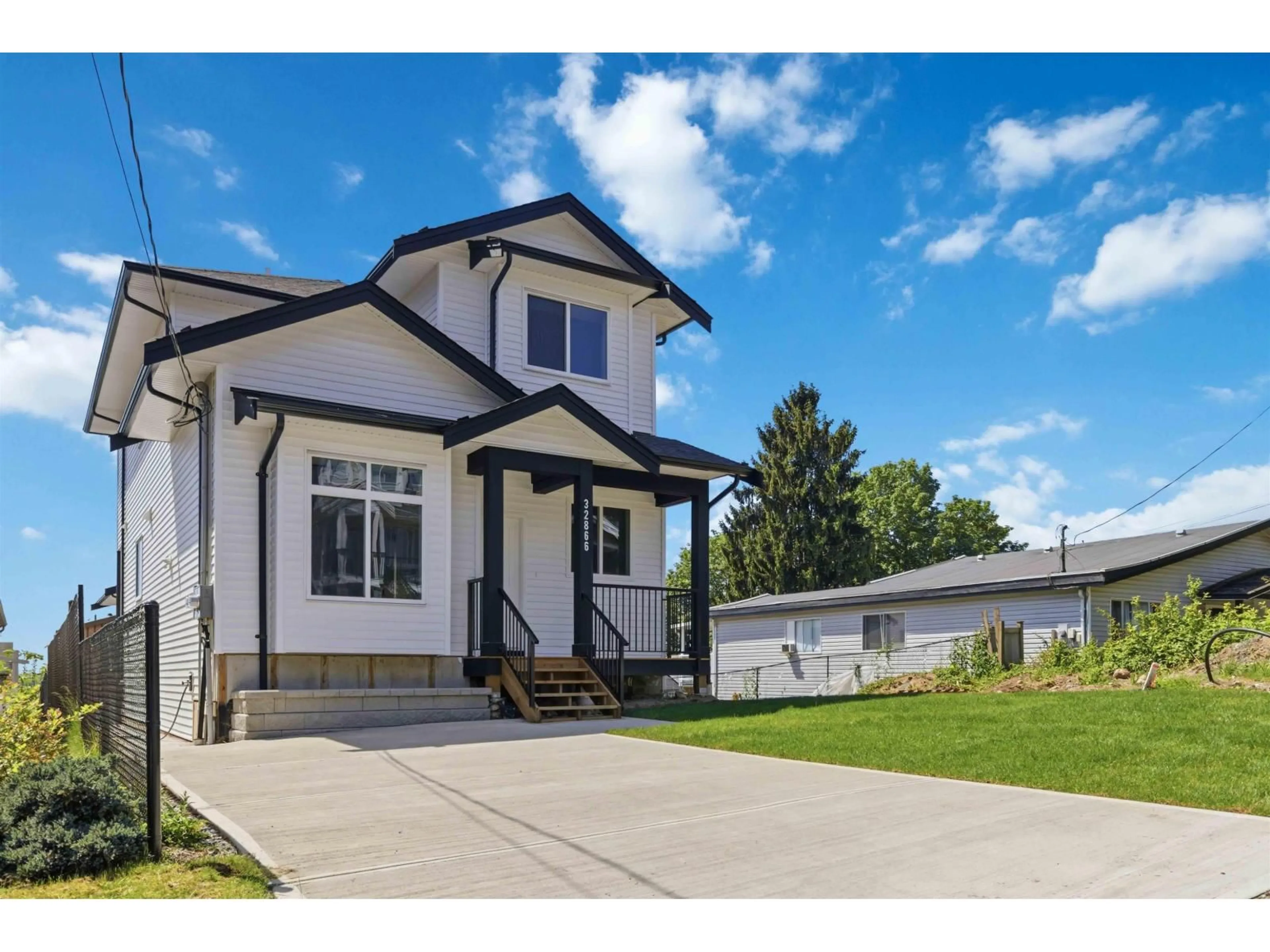 Home with vinyl exterior material, street for 32866 3RD AVENUE, Mission British Columbia V2V1T9
