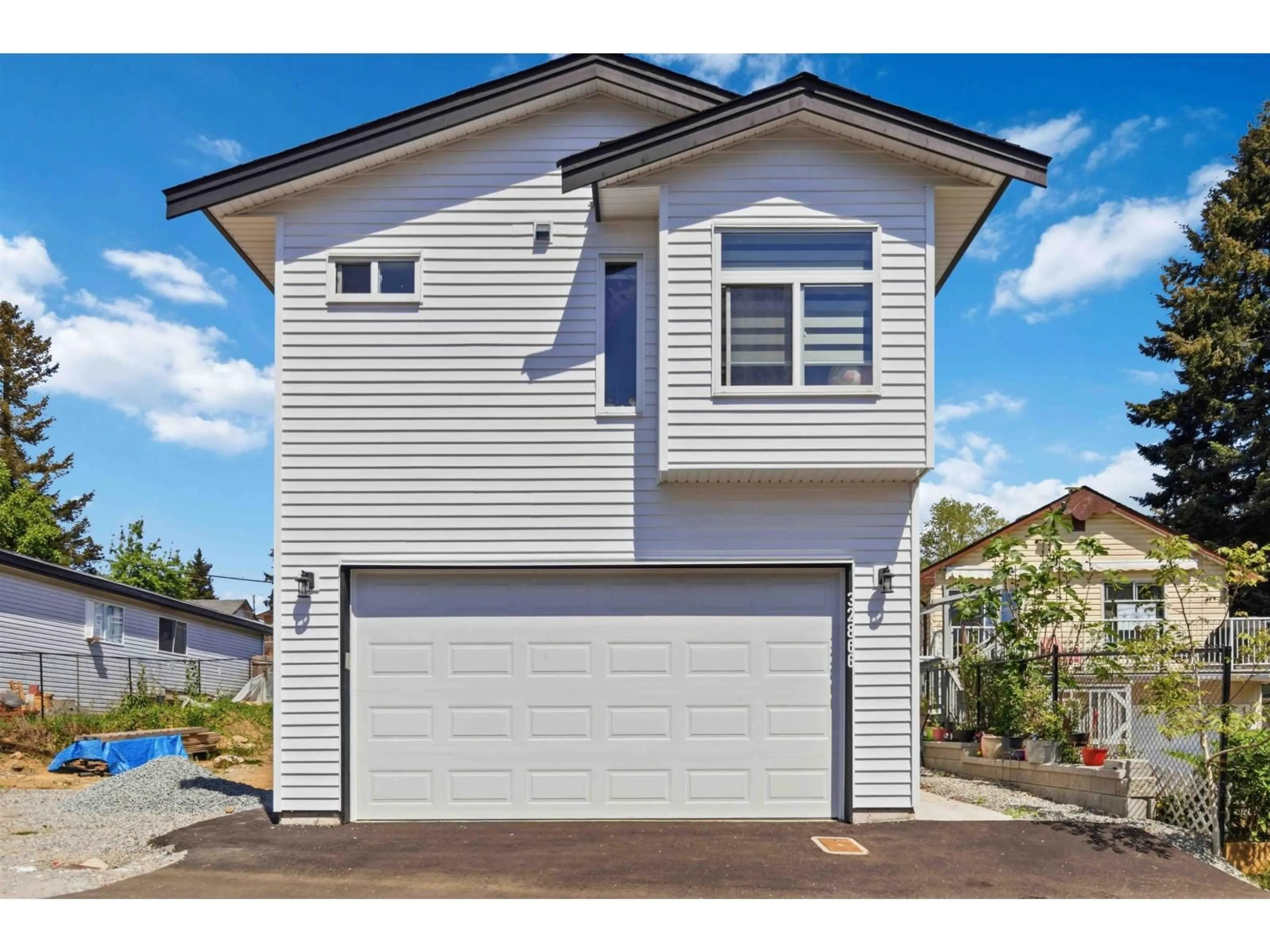 Home with vinyl exterior material, street for 32866 3RD AVENUE, Mission British Columbia V2V1T9