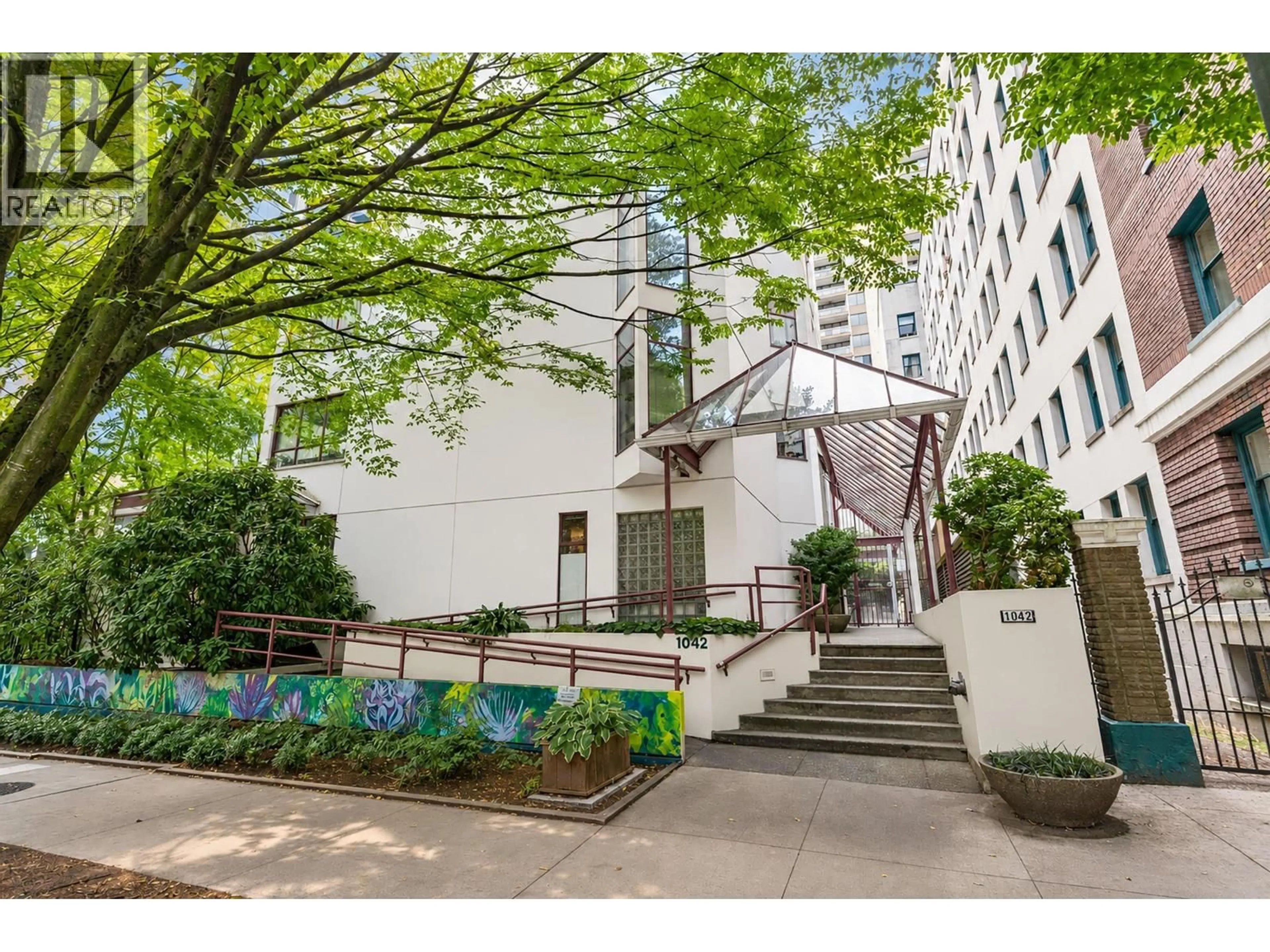 Indoor foyer for 602 - 1042 NELSON STREET, Vancouver British Columbia V6E1H8