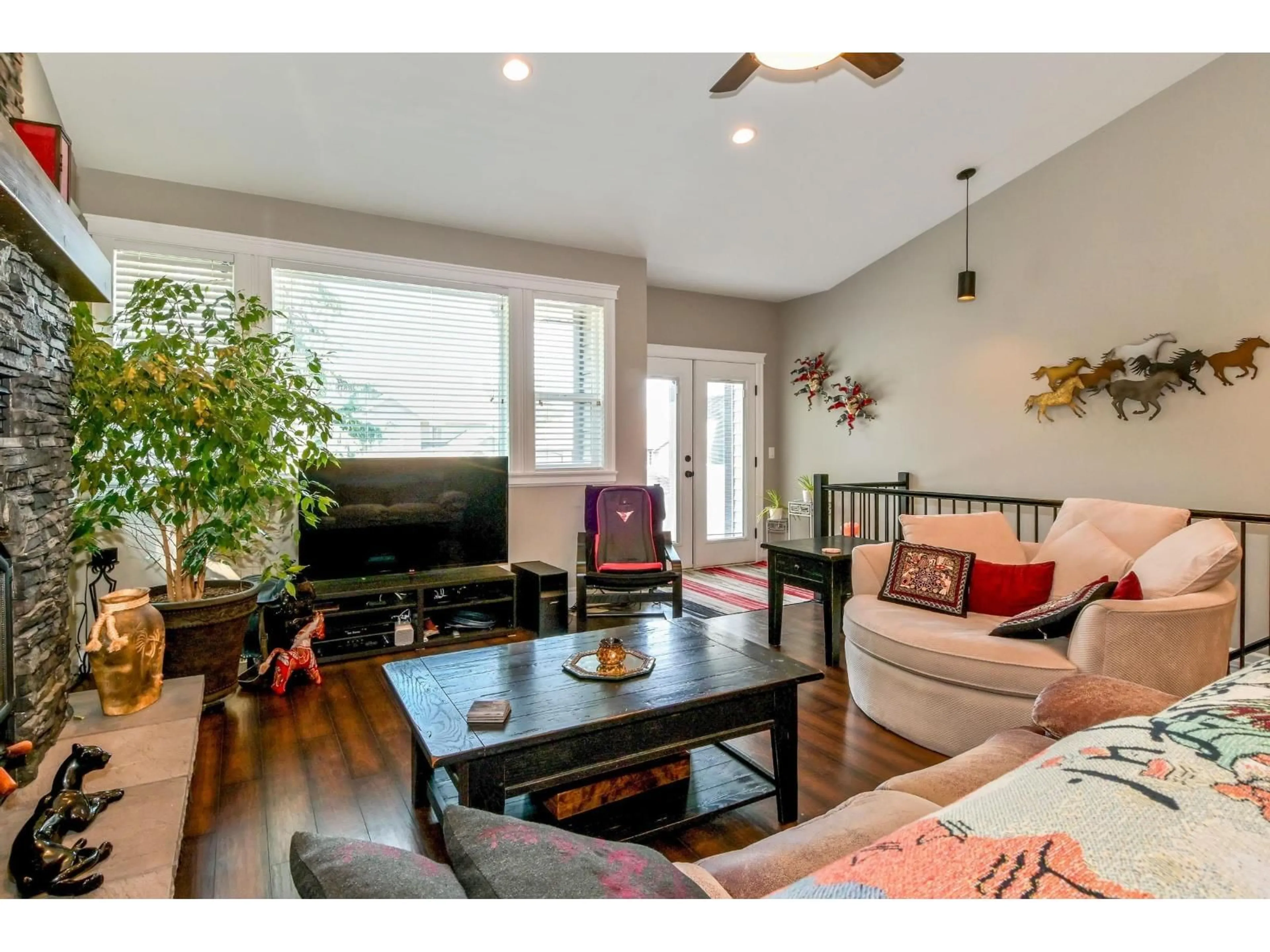 Living room with furniture, wood/laminate floor for 9 - 46792 HUDSON ROAD, Chilliwack British Columbia V2R0P5