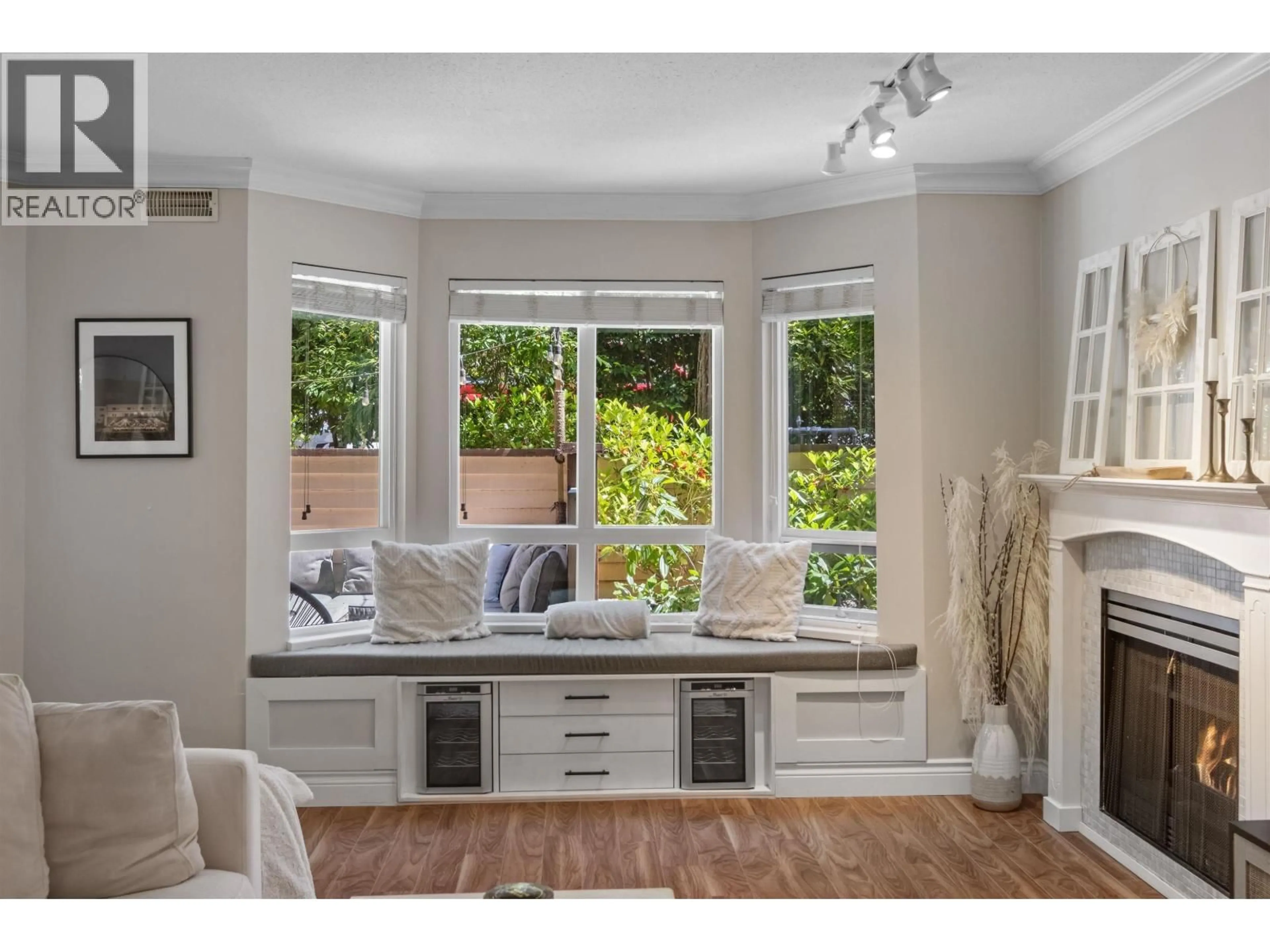 Unknown for 102 - 123 6TH STREET, North Vancouver British Columbia V7L1N9