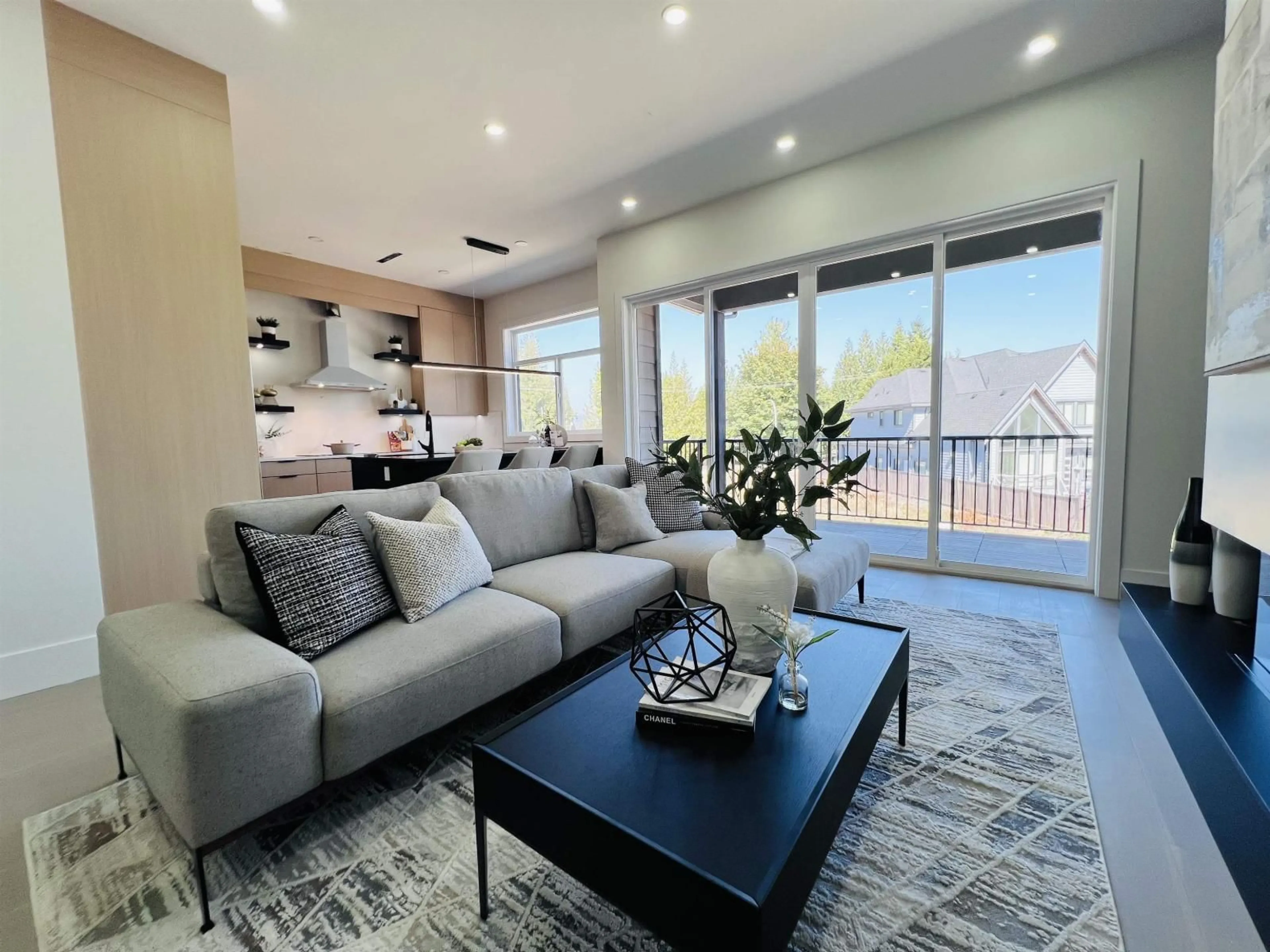 Living room with furniture, unknown for 102 - 15871 111A AVENUE, Surrey British Columbia V4N5B4