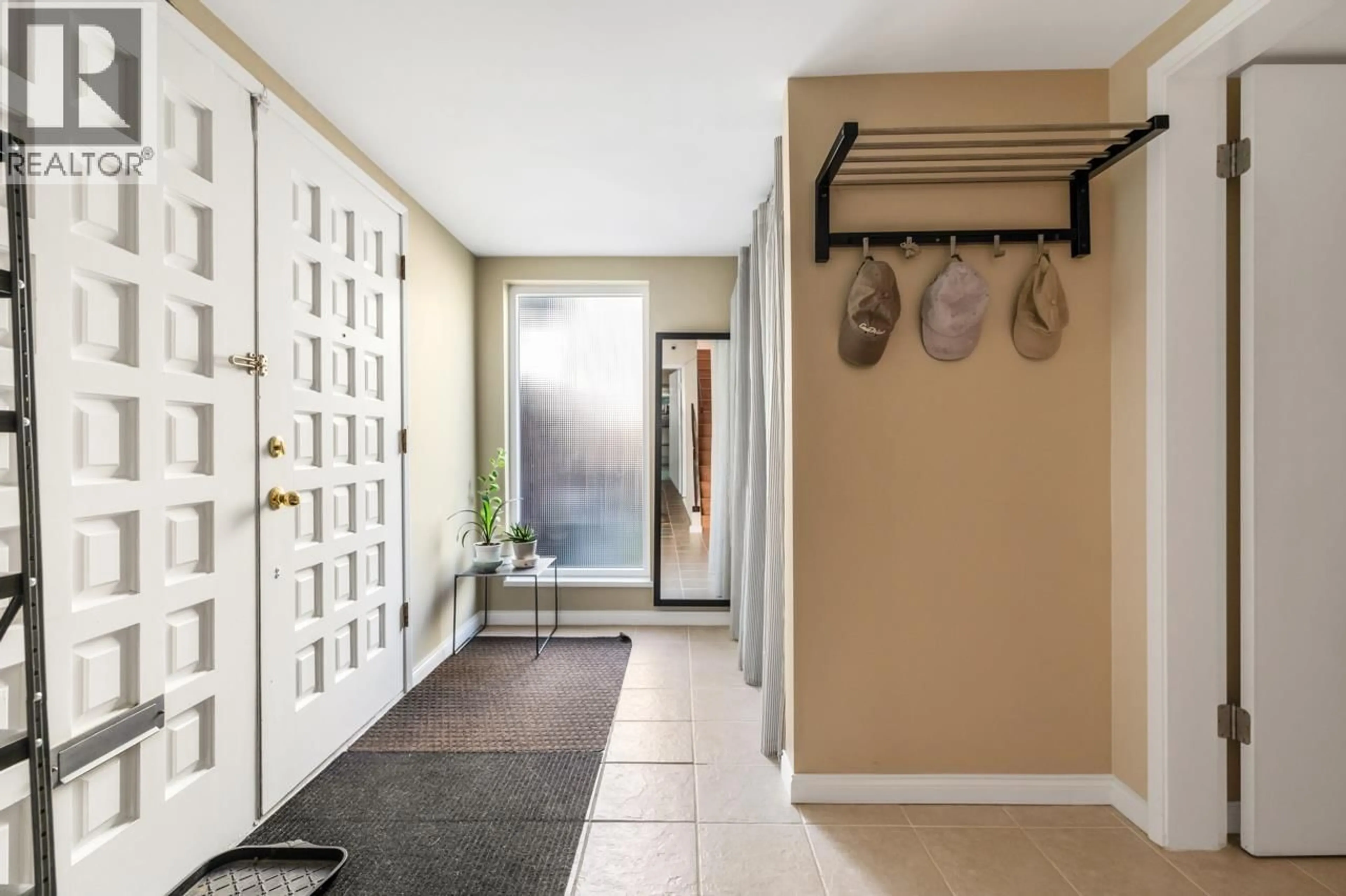 Indoor entryway for 9551 SNOWDON AVENUE, Richmond British Columbia V7A2M2
