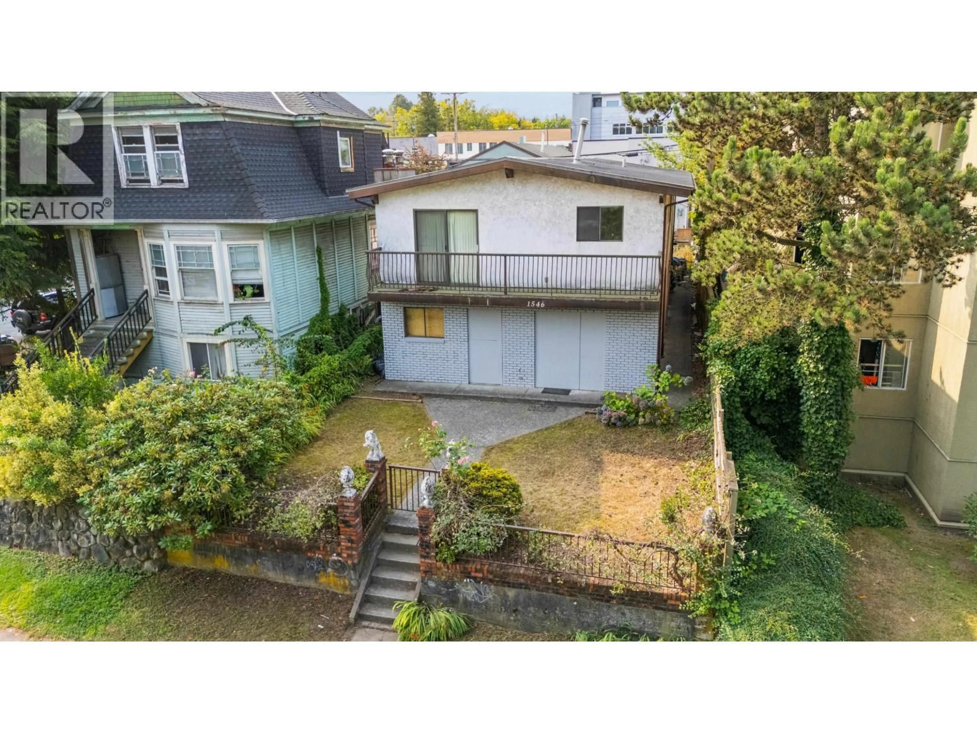 A pic from outside/outdoor area/front of a property/back of a property/a pic from drone, street for 1546 ADANAC STREET, Vancouver British Columbia V5L2C5