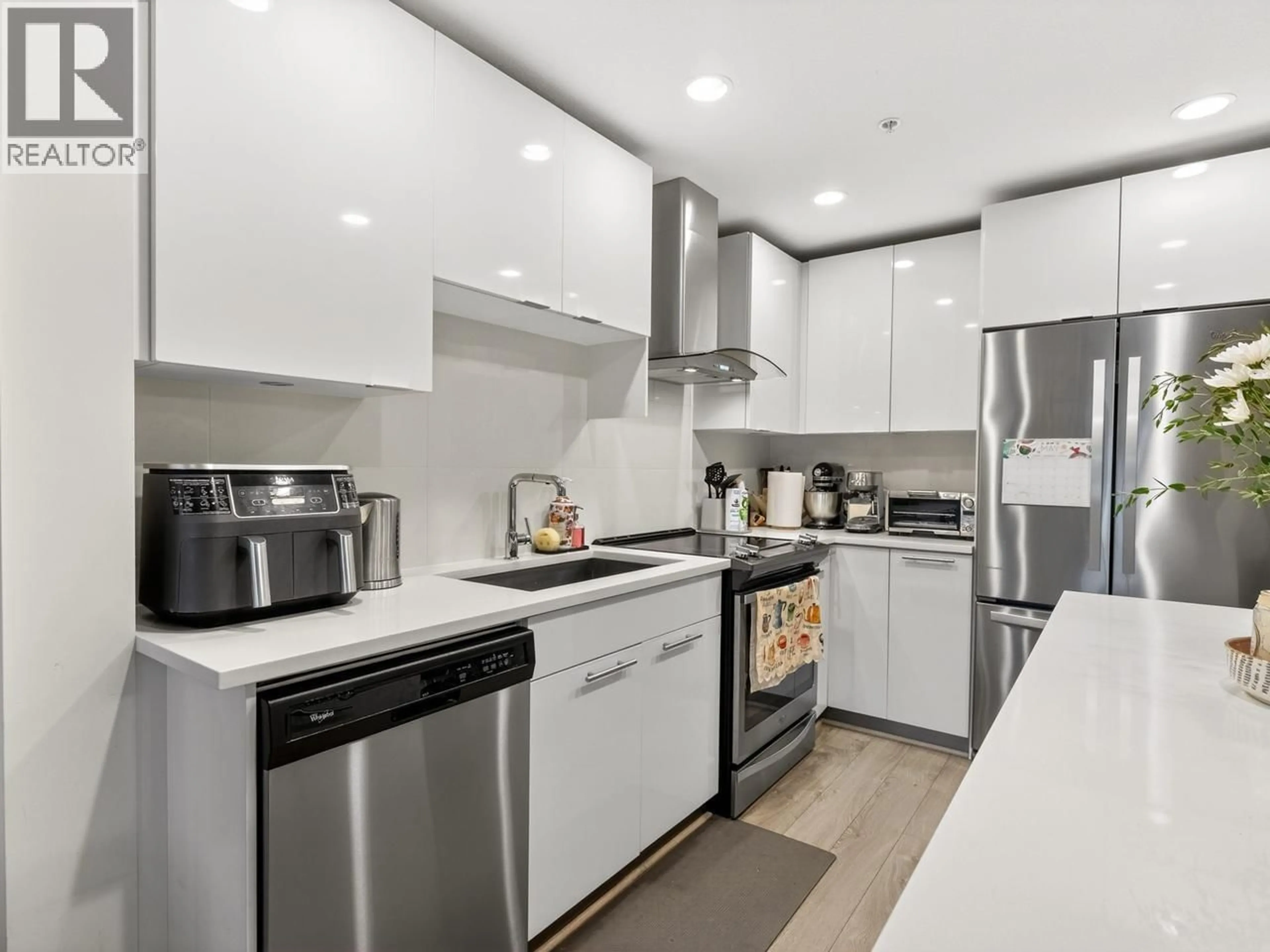 Standard kitchen, unknown for 423 - 723 3RD STREET, North Vancouver British Columbia V7M0E4
