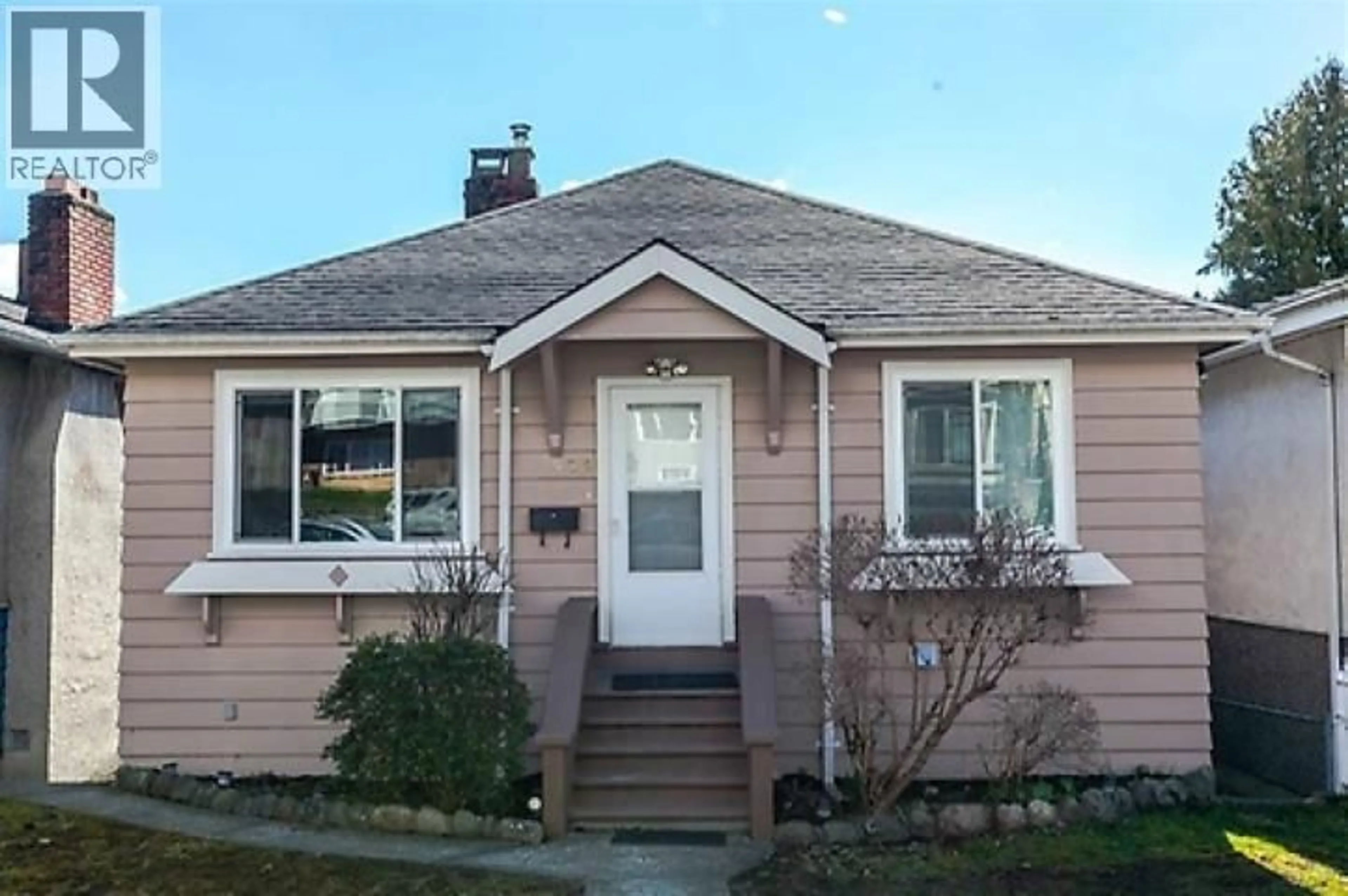 Home with vinyl exterior material, street for 586 60TH AVENUE, Vancouver British Columbia V5X2A3