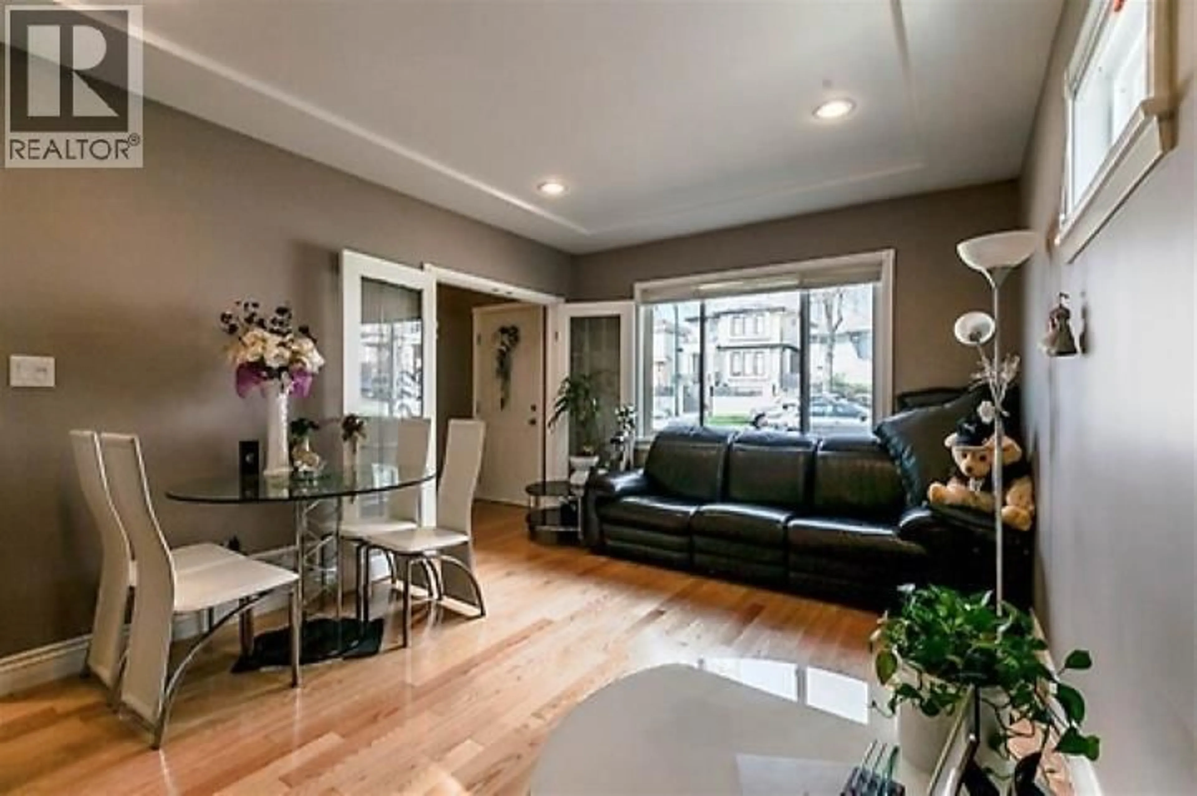 Living room with furniture, wood/laminate floor for 586 60TH AVENUE, Vancouver British Columbia V5X2A3