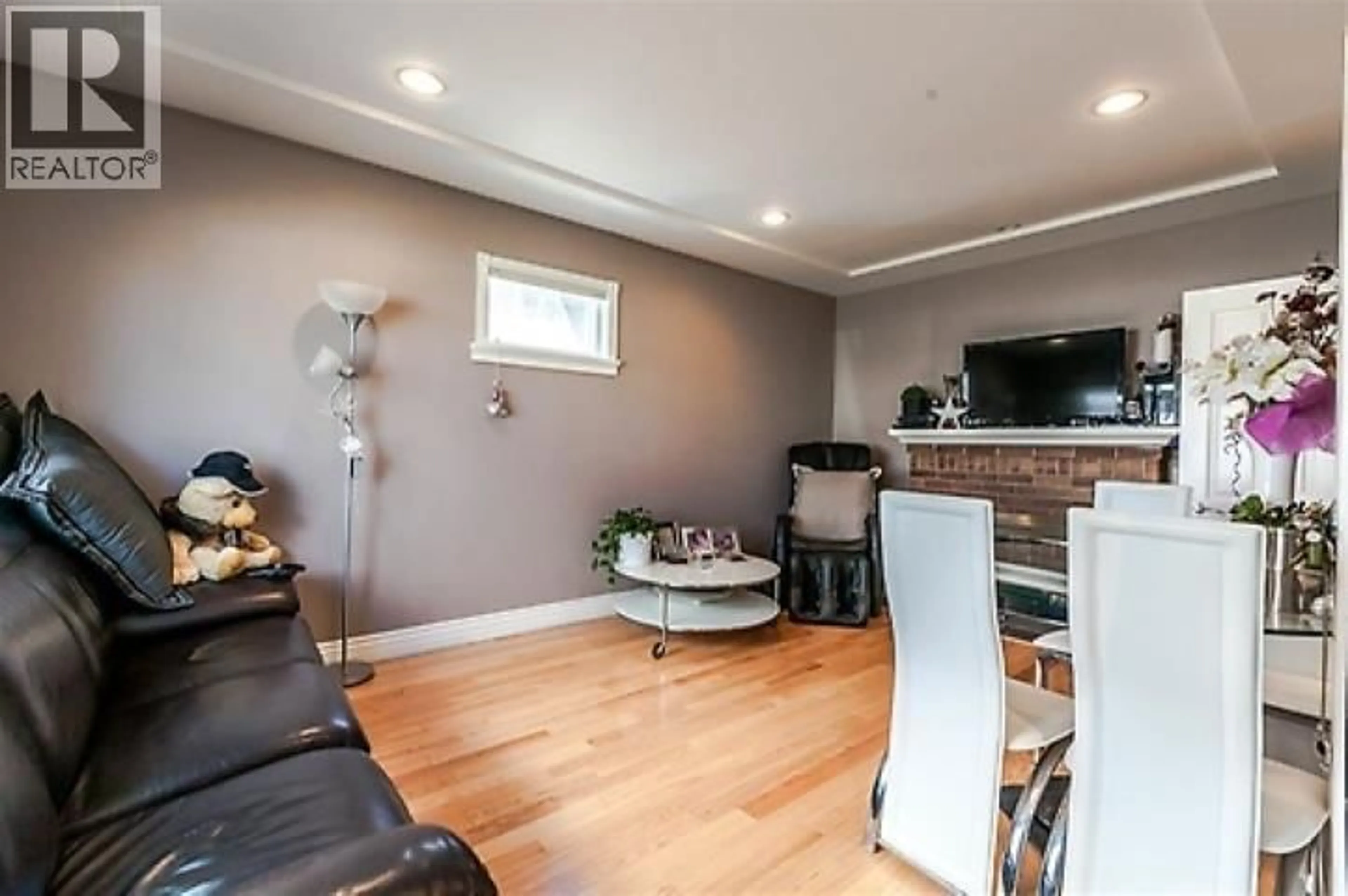 Living room with furniture, wood/laminate floor for 586 60TH AVENUE, Vancouver British Columbia V5X2A3