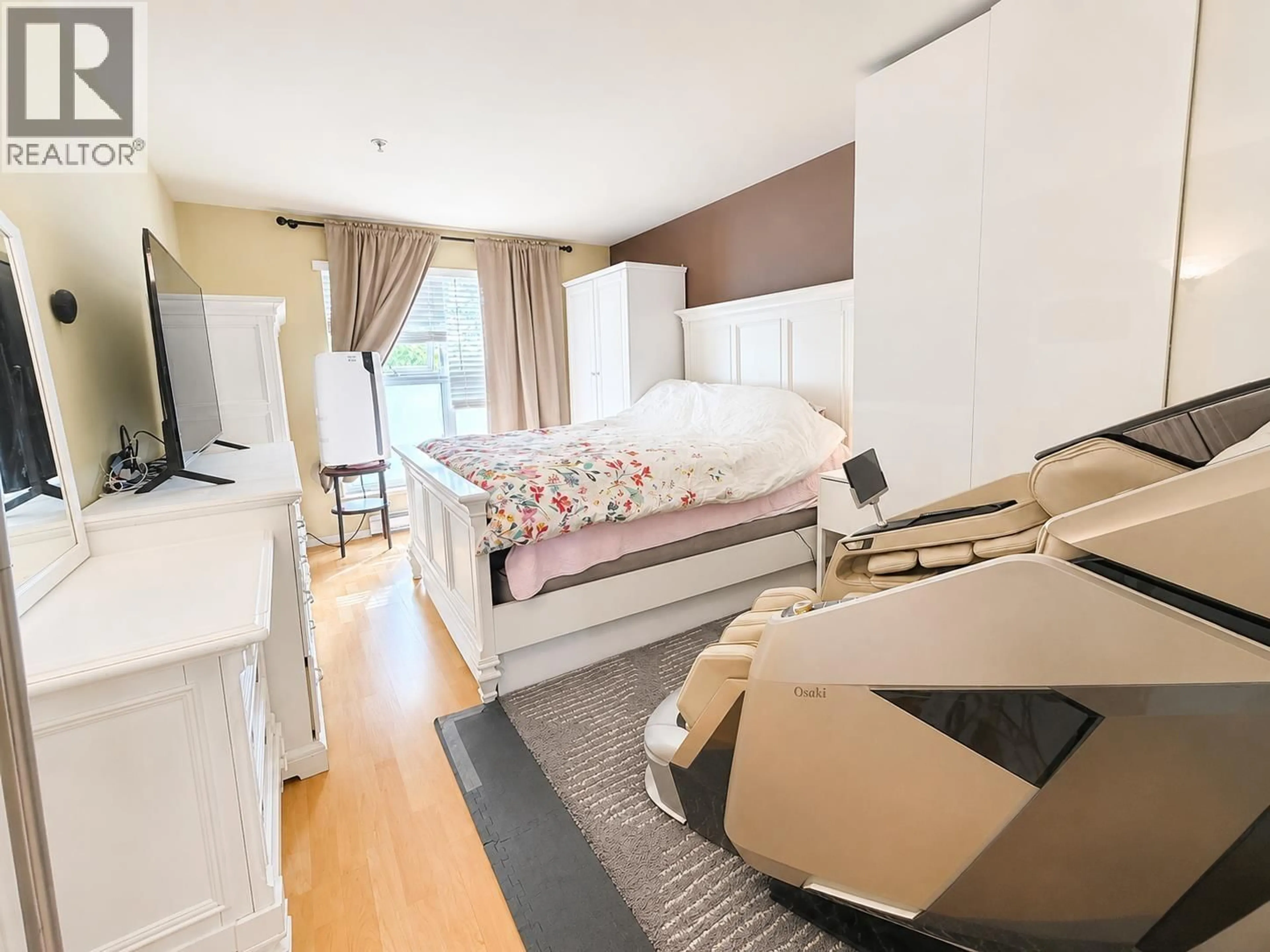 Bedroom with bed, wood/laminate floor for 516 - 315 KNOX STREET, New Westminster British Columbia V3L3N4