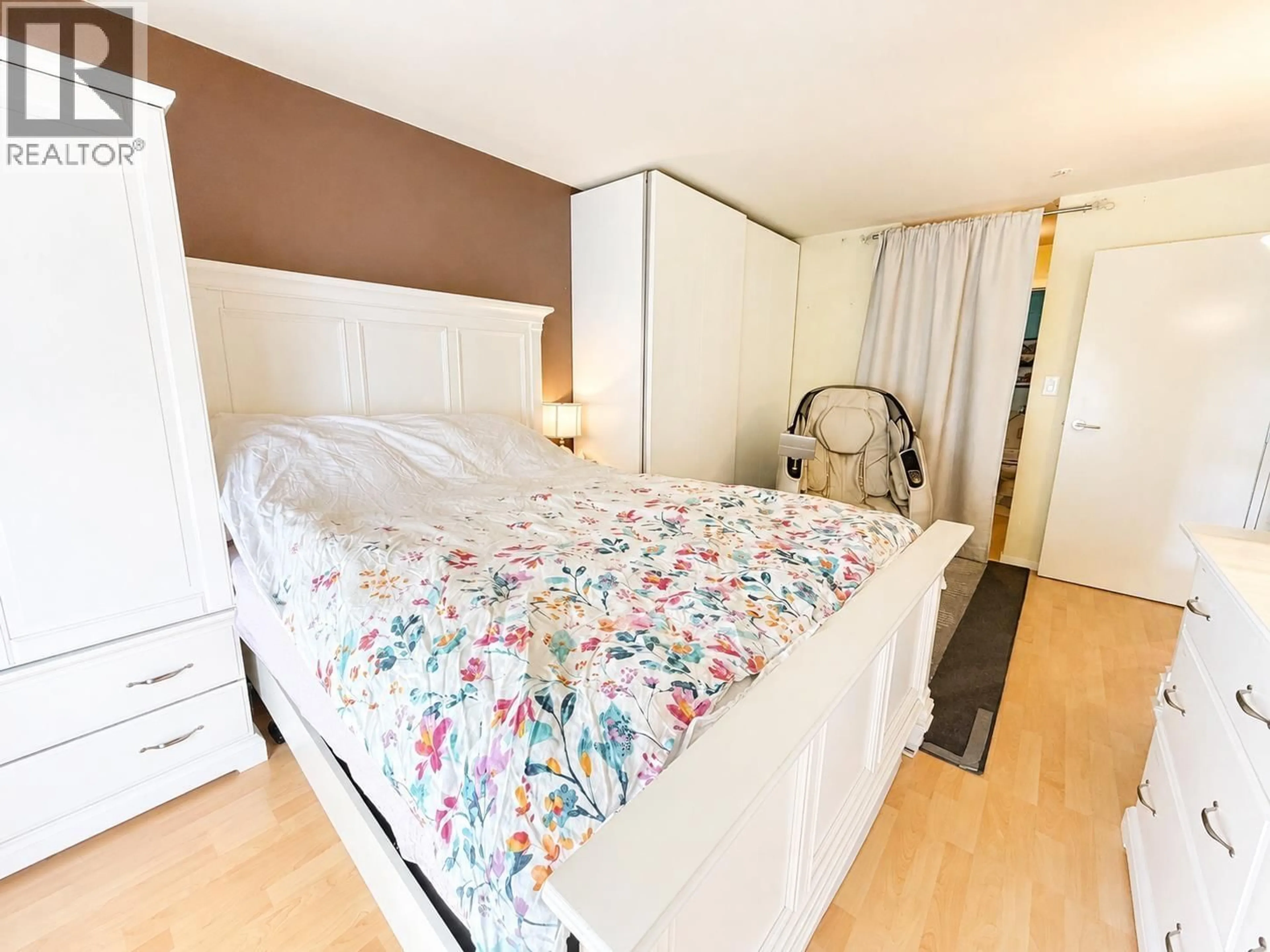 Bedroom with bed, wood/laminate floor for 516 - 315 KNOX STREET, New Westminster British Columbia V3L3N4