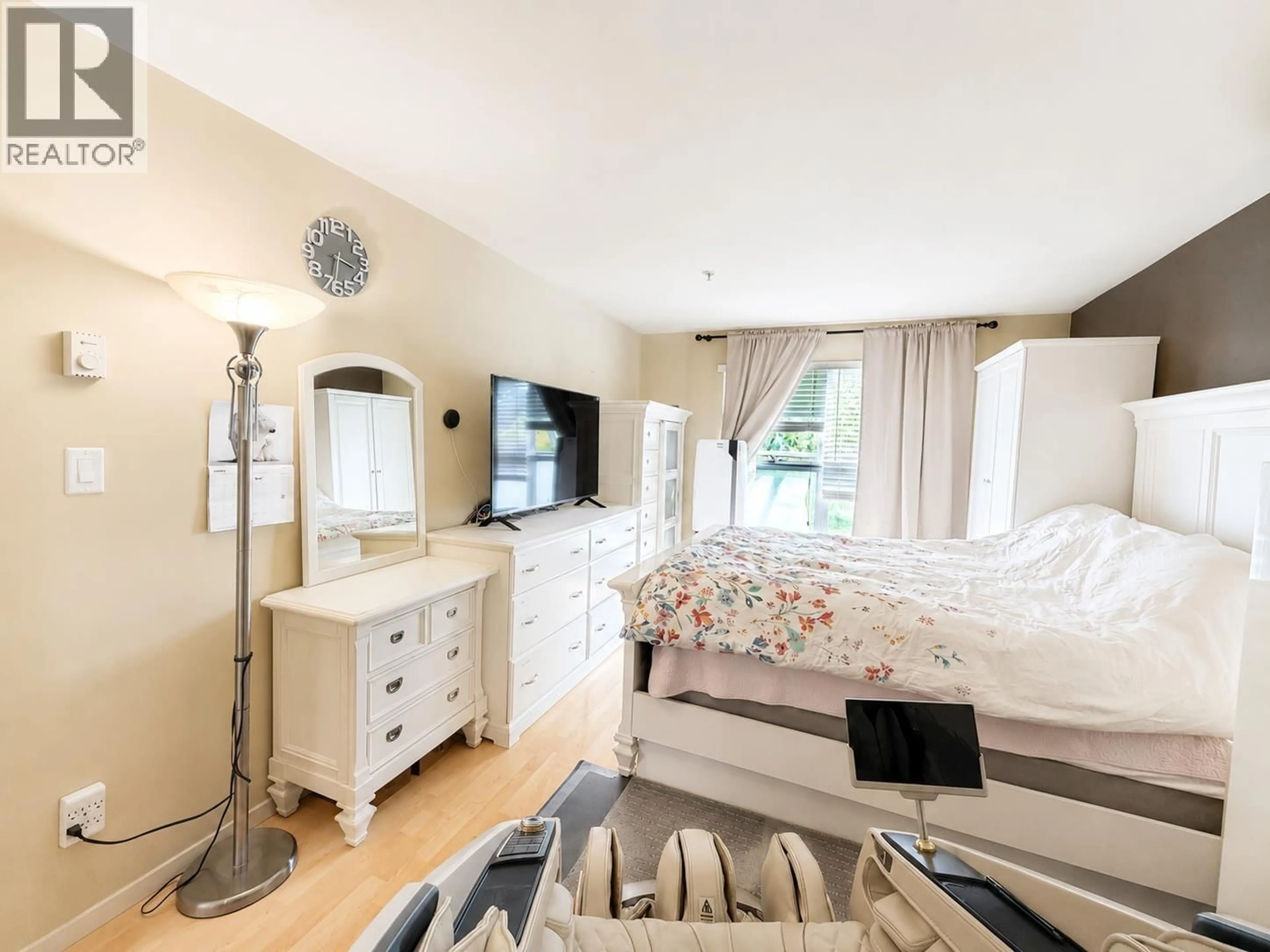 Bedroom with bed, wood/laminate floor for 516 - 315 KNOX STREET, New Westminster British Columbia V3L3N4