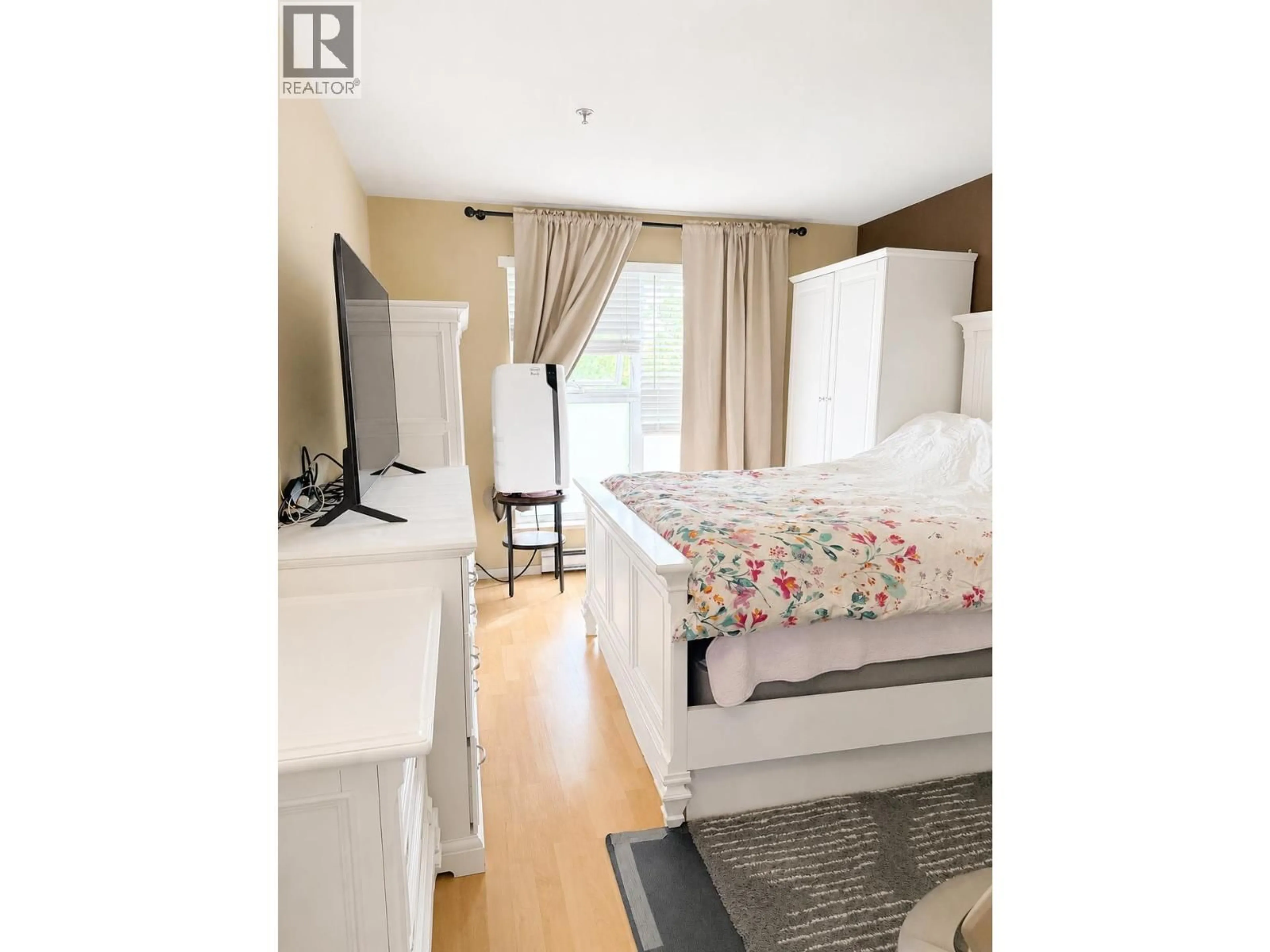 Bedroom with bed, wood/laminate floor for 516 - 315 KNOX STREET, New Westminster British Columbia V3L3N4