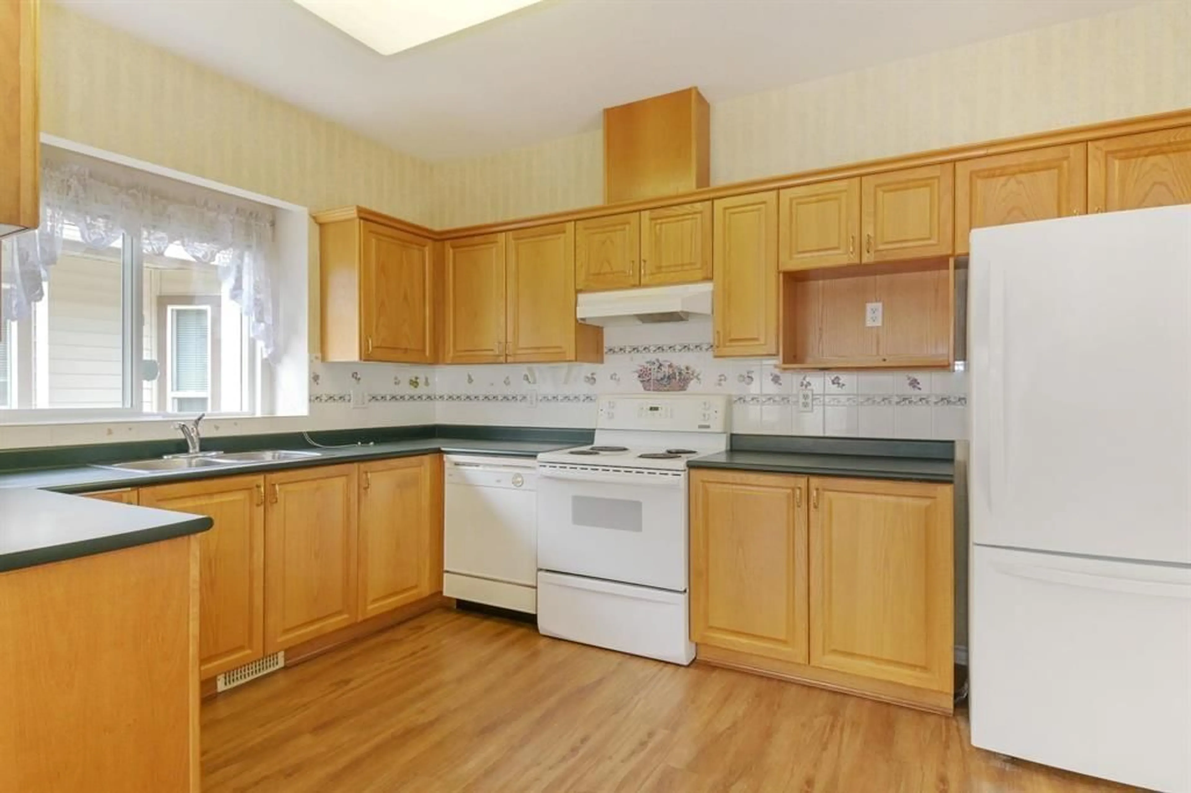 Standard kitchen, unknown for 12 - 18939 65 AVENUE, Surrey British Columbia V3S8Y2