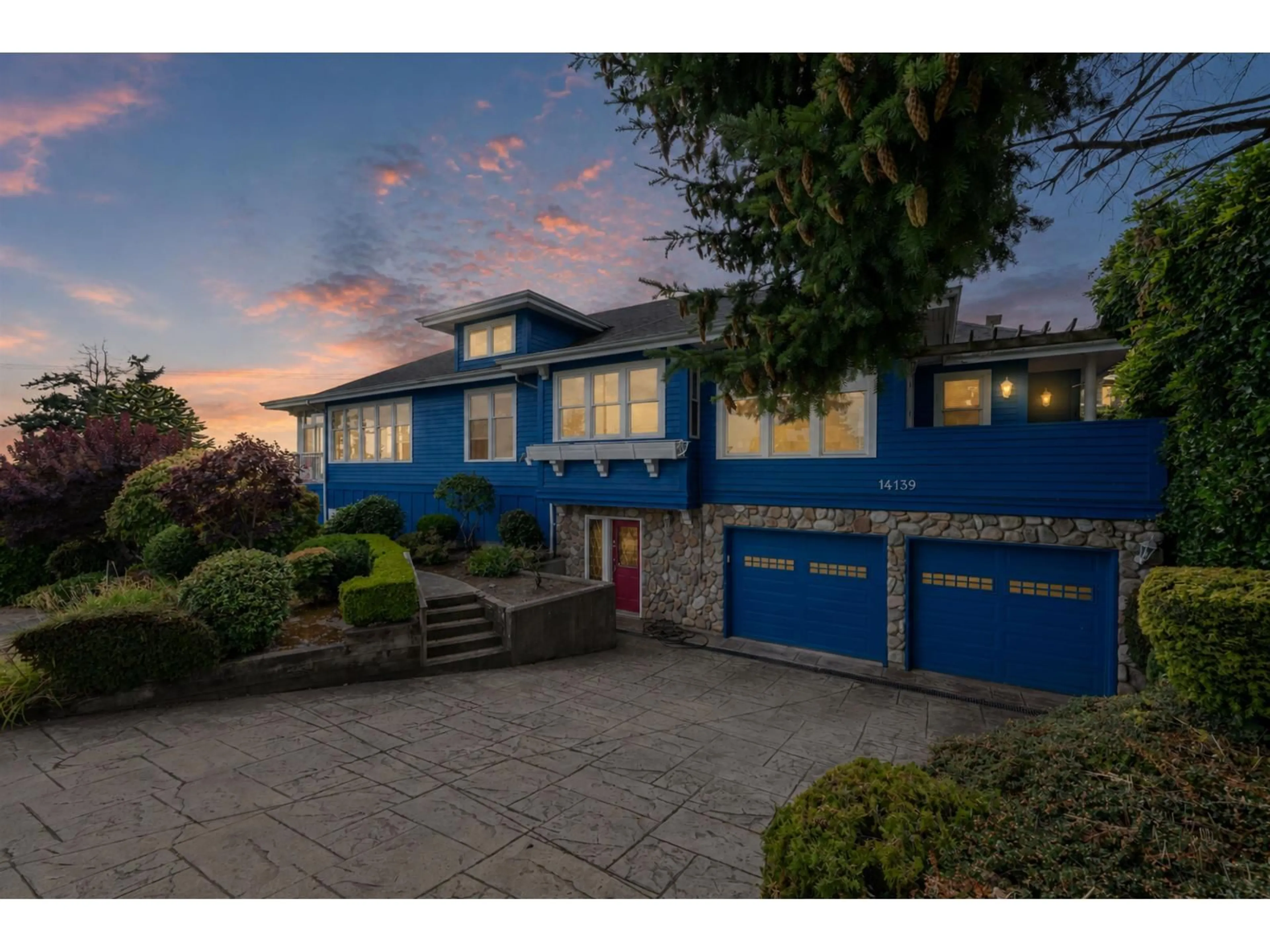 A pic from outside/outdoor area/front of a property/back of a property/a pic from drone, street for 14139 MARINE DRIVE, White Rock British Columbia V4B1A6