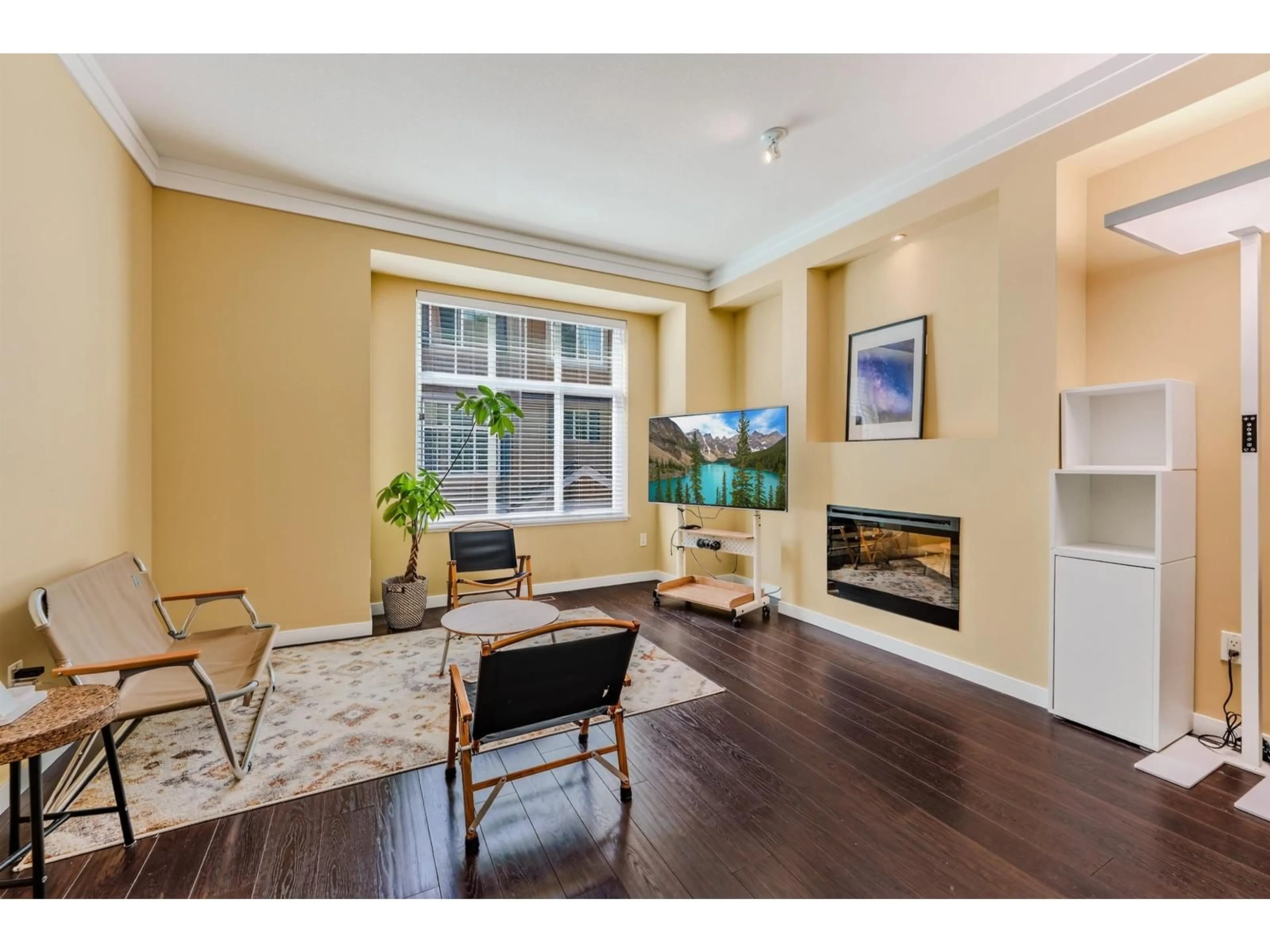 Living room with furniture, wood/laminate floor for 55 - 3009 156 STREET, Surrey British Columbia V3Z0N9