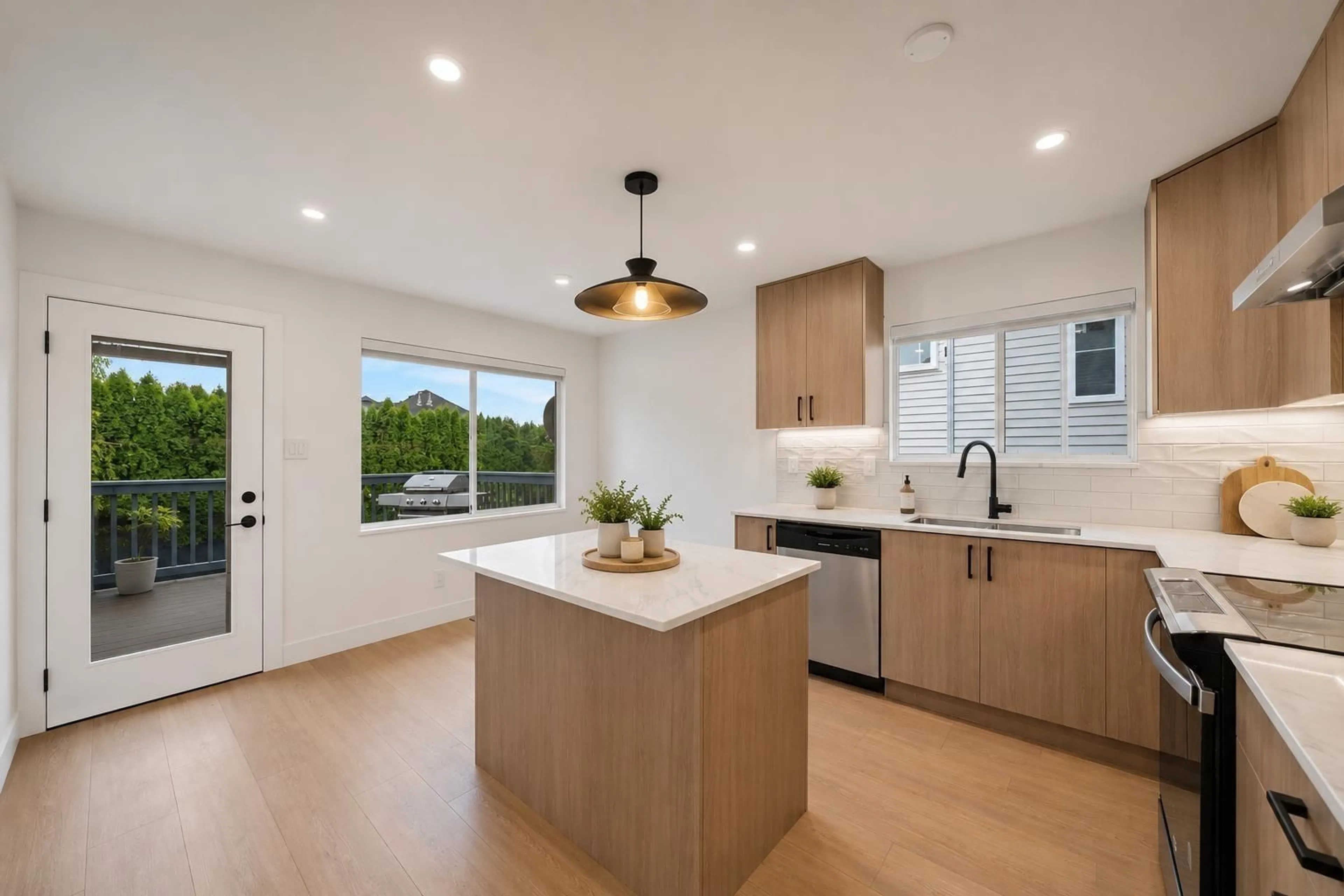 Open concept kitchen, unknown for 1576 161 STREET, Surrey British Columbia V4A4X8