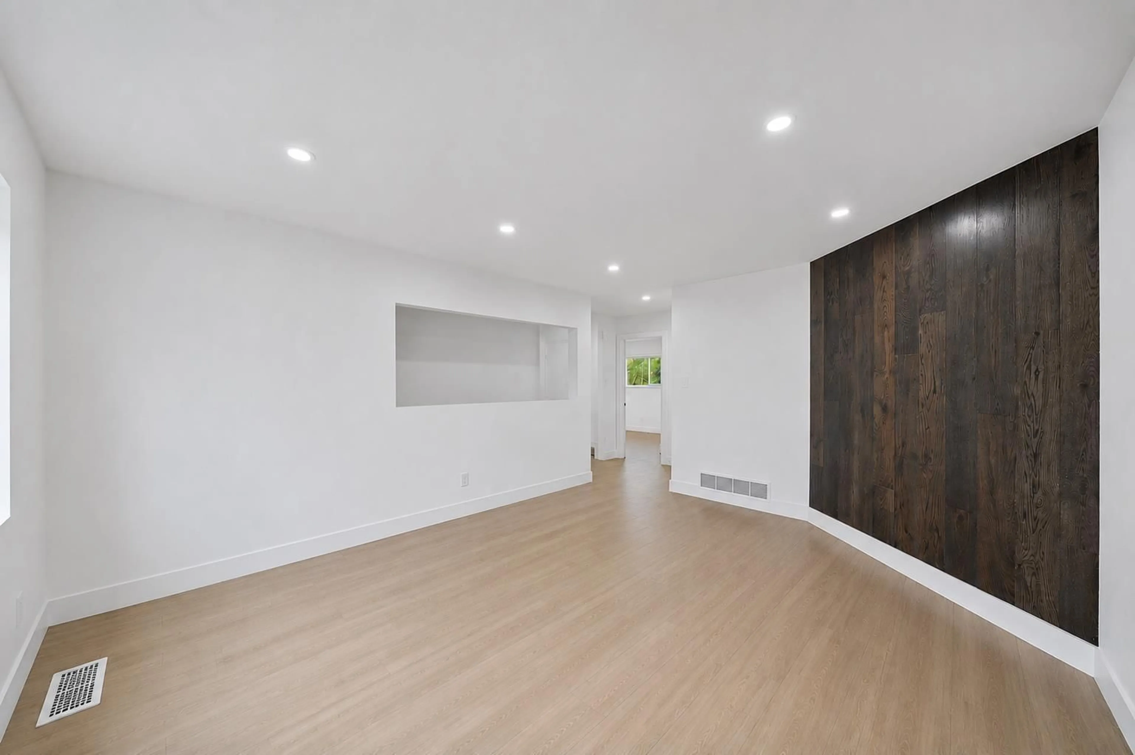 Indoor foyer for 1576 161 STREET, Surrey British Columbia V4A4X8