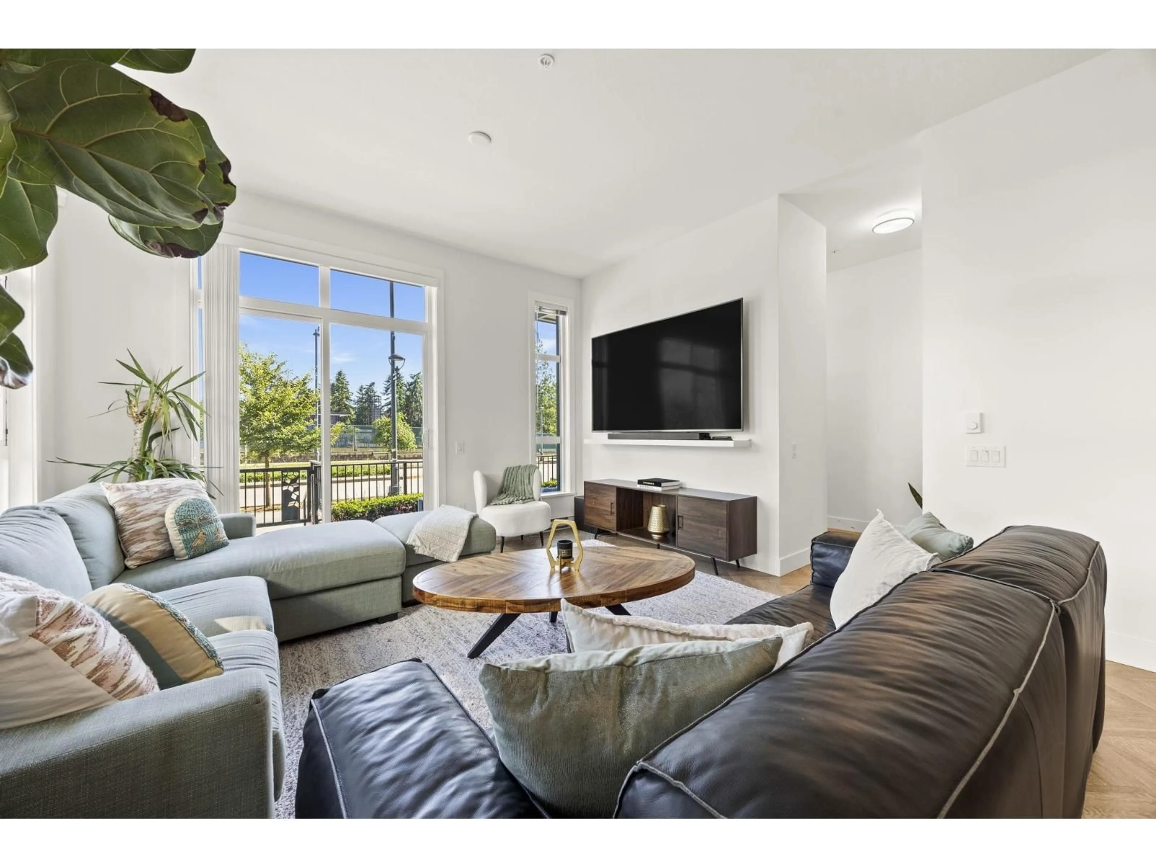 Living room with furniture, unknown for 117 - 13993 105 BOULEVARD, Surrey British Columbia V3T0R6