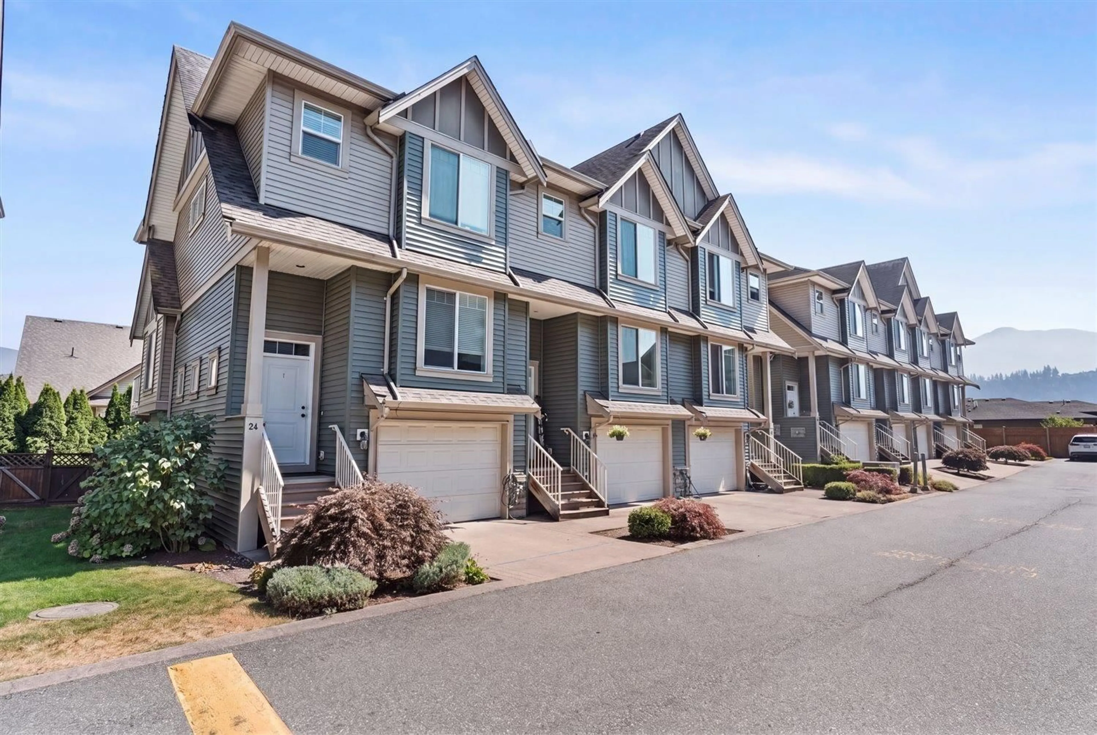 Home with vinyl exterior material, street for 25 - 6498 SOUTHDOWNE PLACE, Chilliwack British Columbia V2R0K3