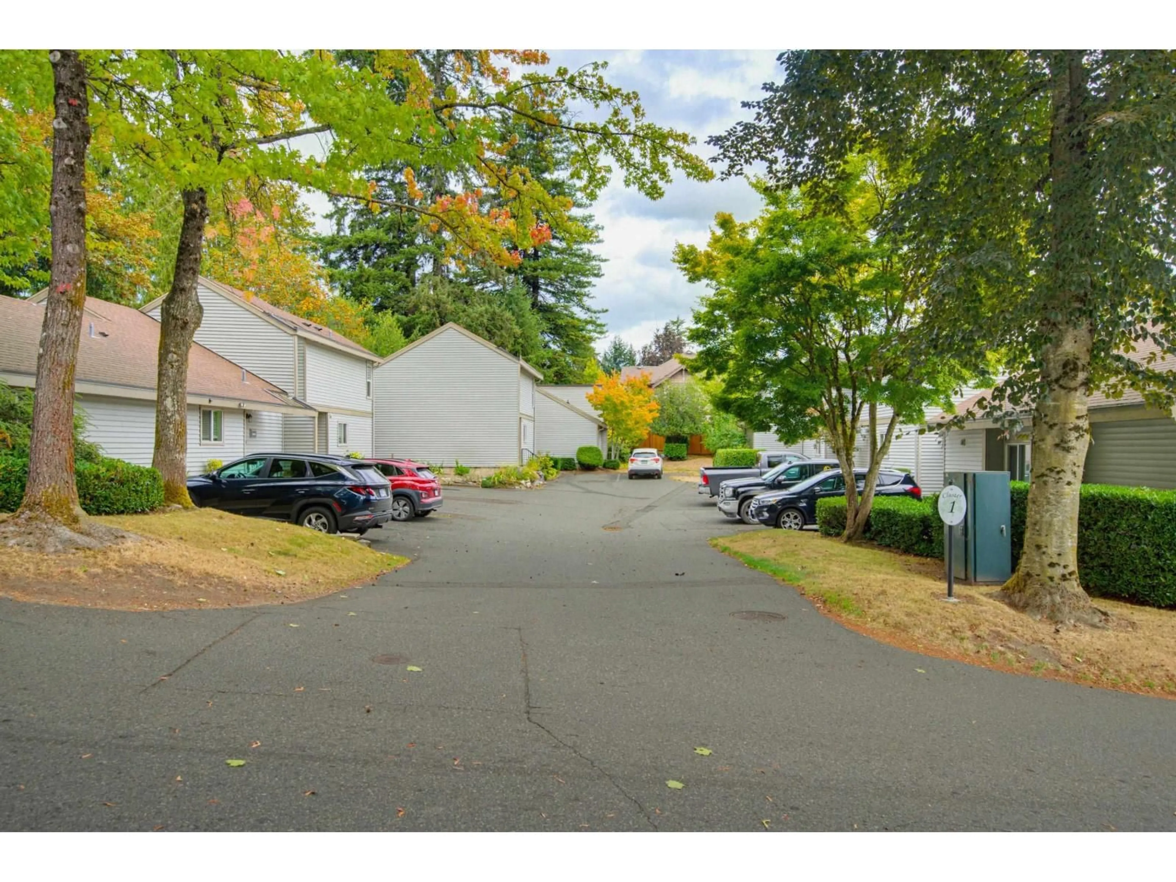 A pic from outside/outdoor area/front of a property/back of a property/a pic from drone, street for 19207 FAIRWAY DRIVE, Surrey British Columbia V3S5M8