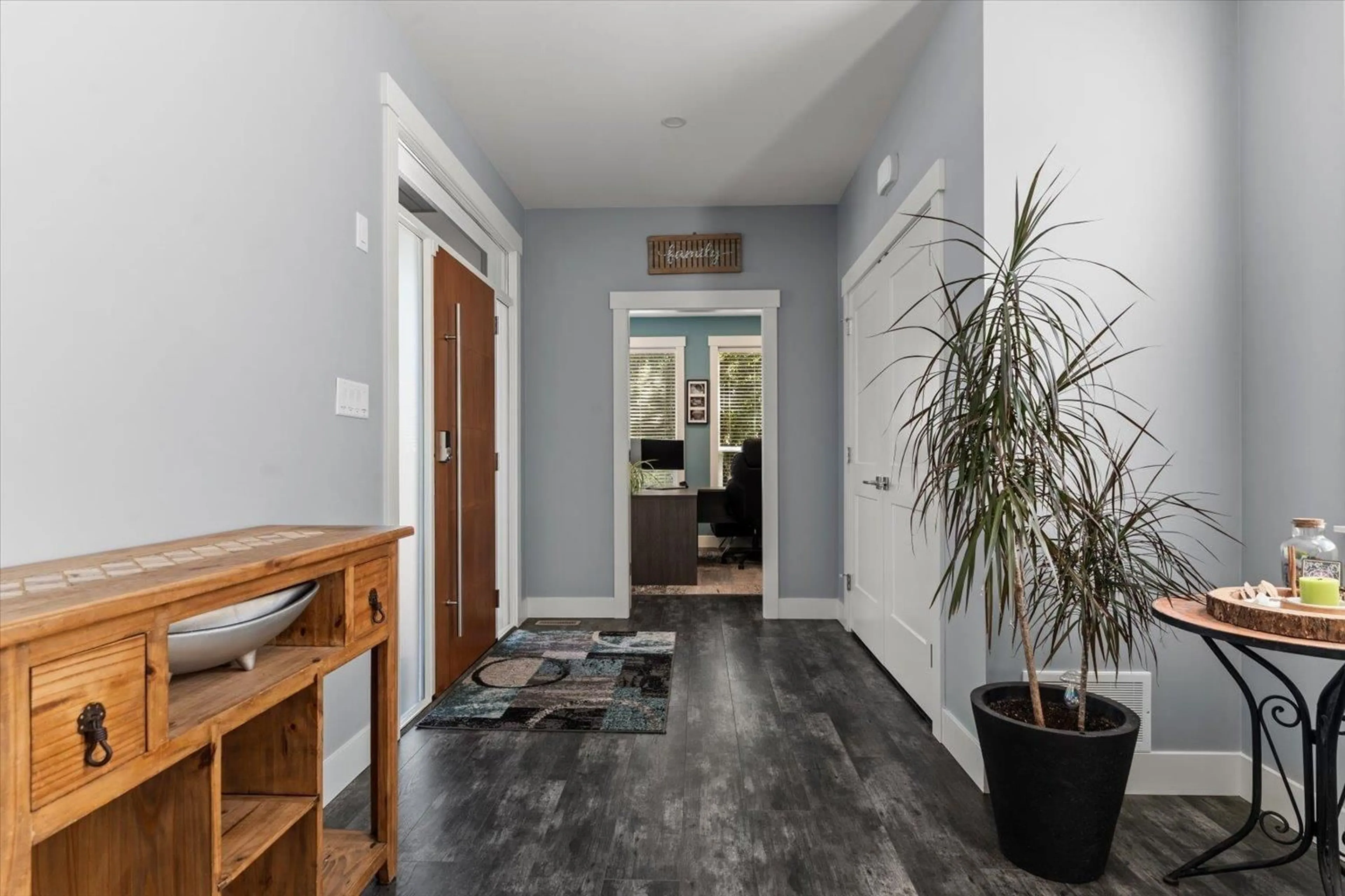 Indoor entryway for 45977 LAKE DRIVE, Chilliwack British Columbia V2R2P9