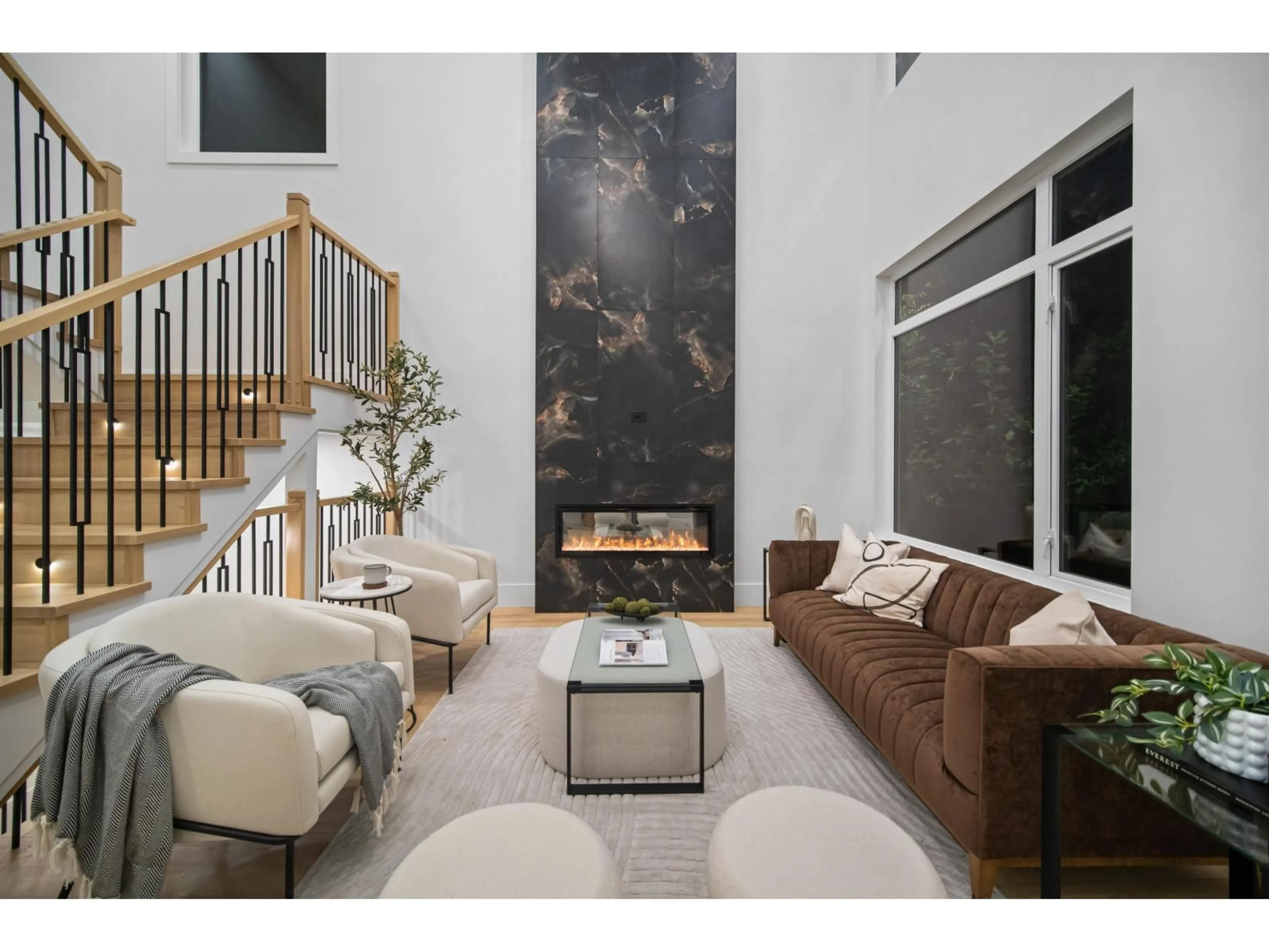 Living room with furniture, ceramic/tile floor for 2219 CRYSTAL COURT, Abbotsford British Columbia V2T6A7
