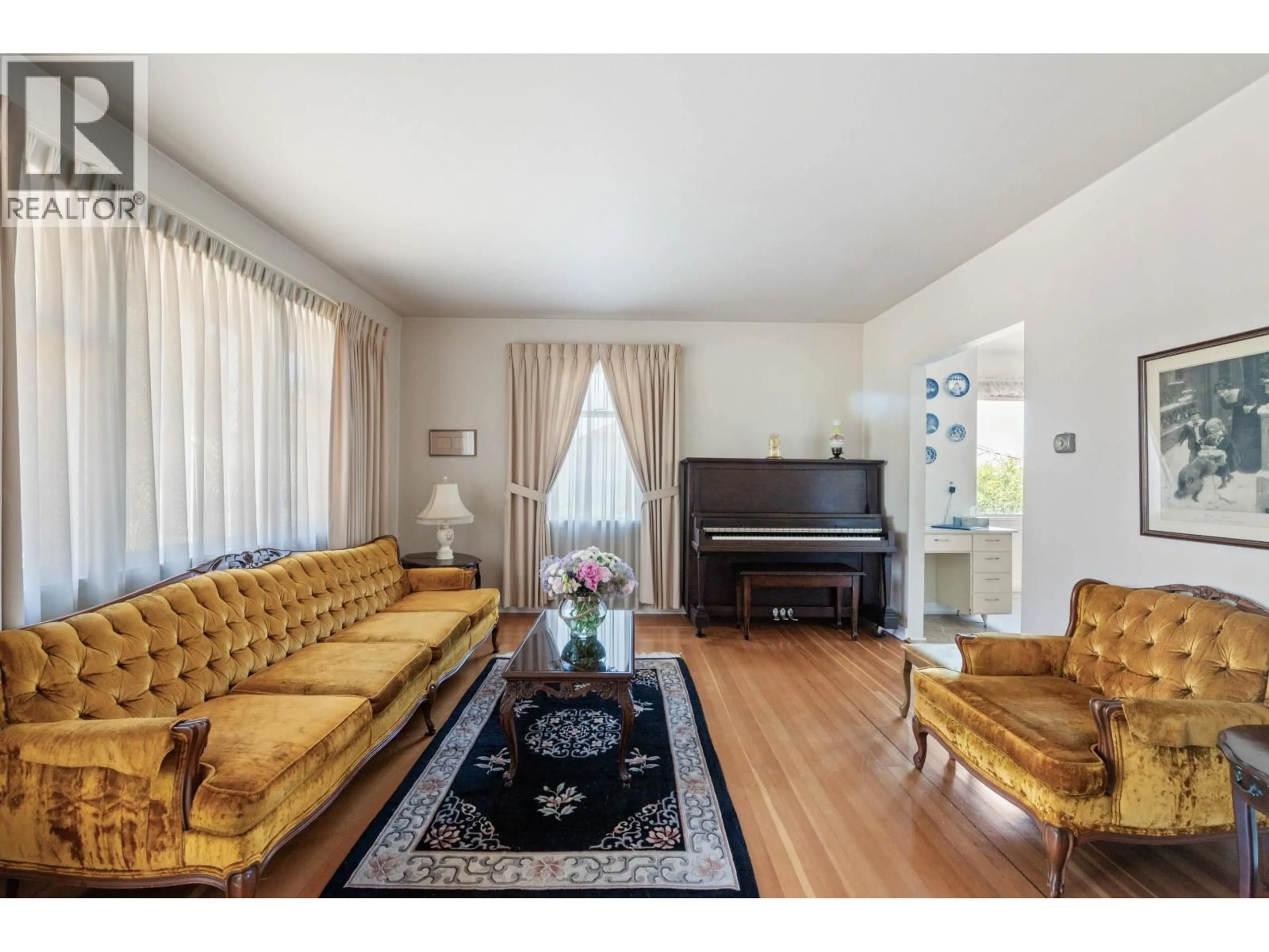 Living room with furniture, unknown for 454 ELMER STREET, New Westminster British Columbia V3L4M5