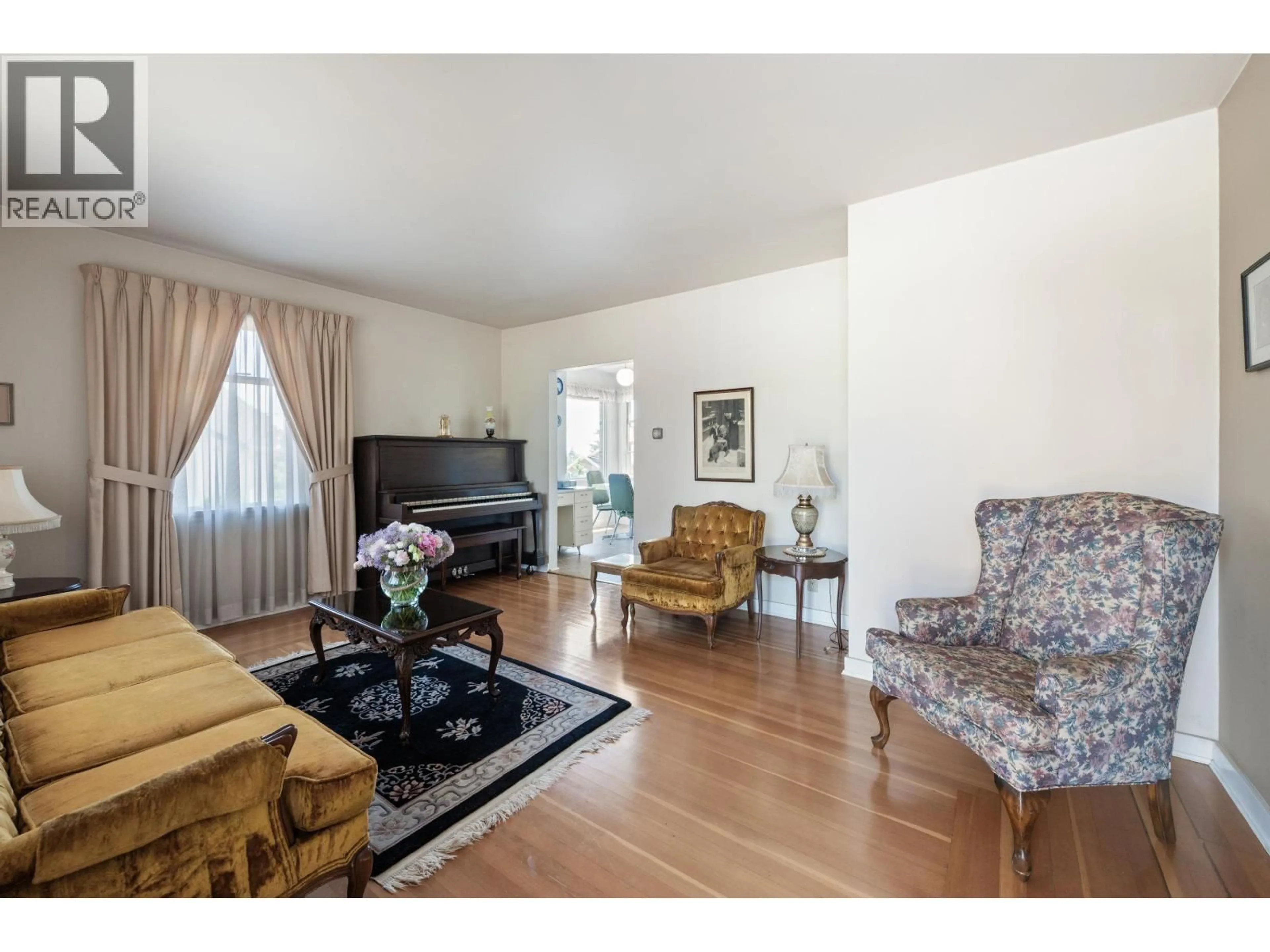 Living room with furniture, wood/laminate floor for 454 ELMER STREET, New Westminster British Columbia V3L4M5