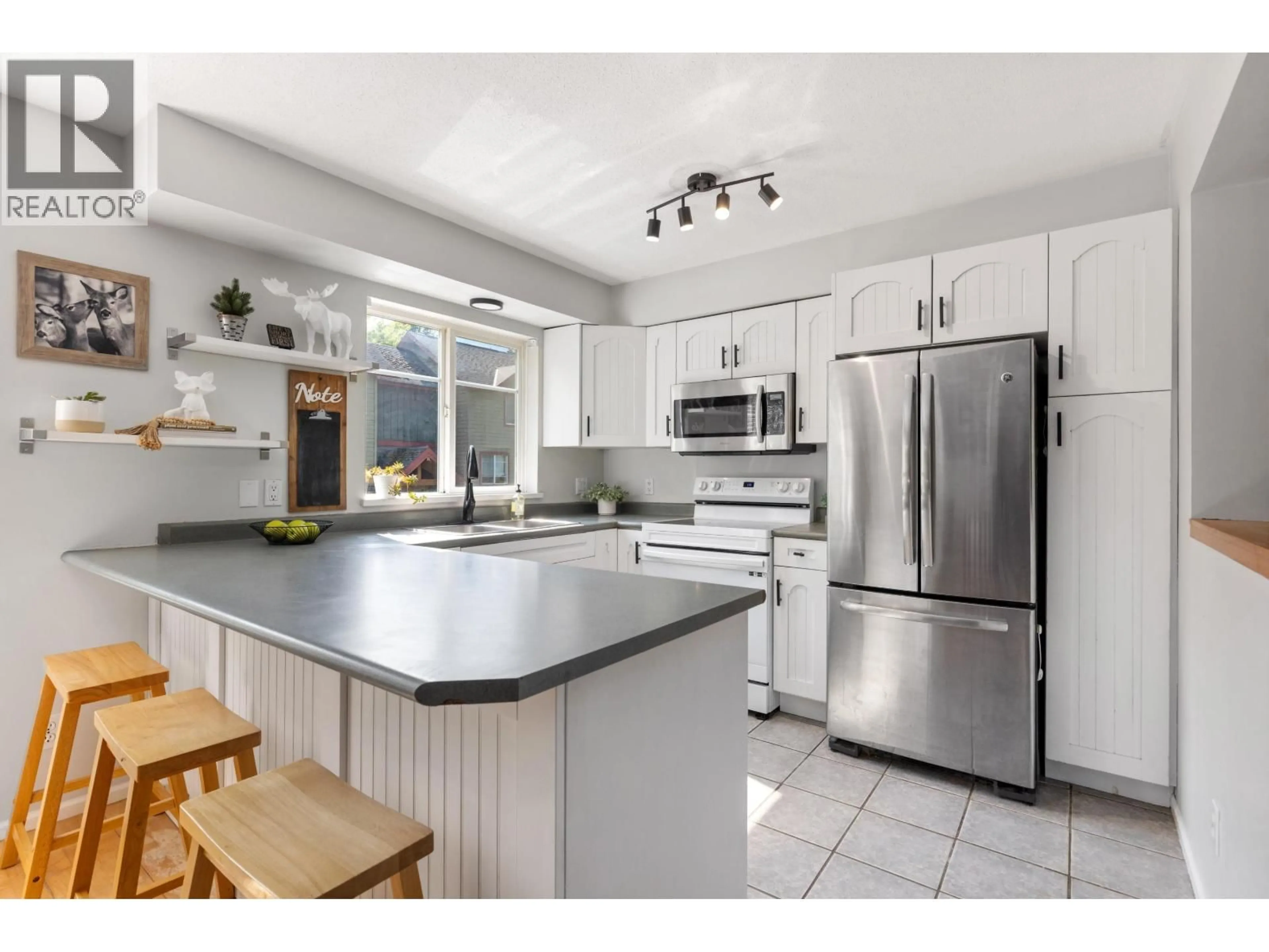 Open concept kitchen, ceramic/tile floor for 40 - 1450 VINE ROAD, Pemberton British Columbia V0N2L0