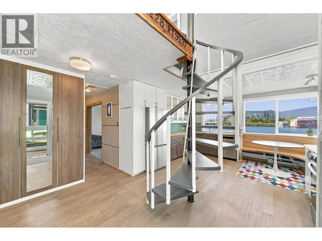 A23 - 415 ESPLANADE AVENUE, North Vancouver 3