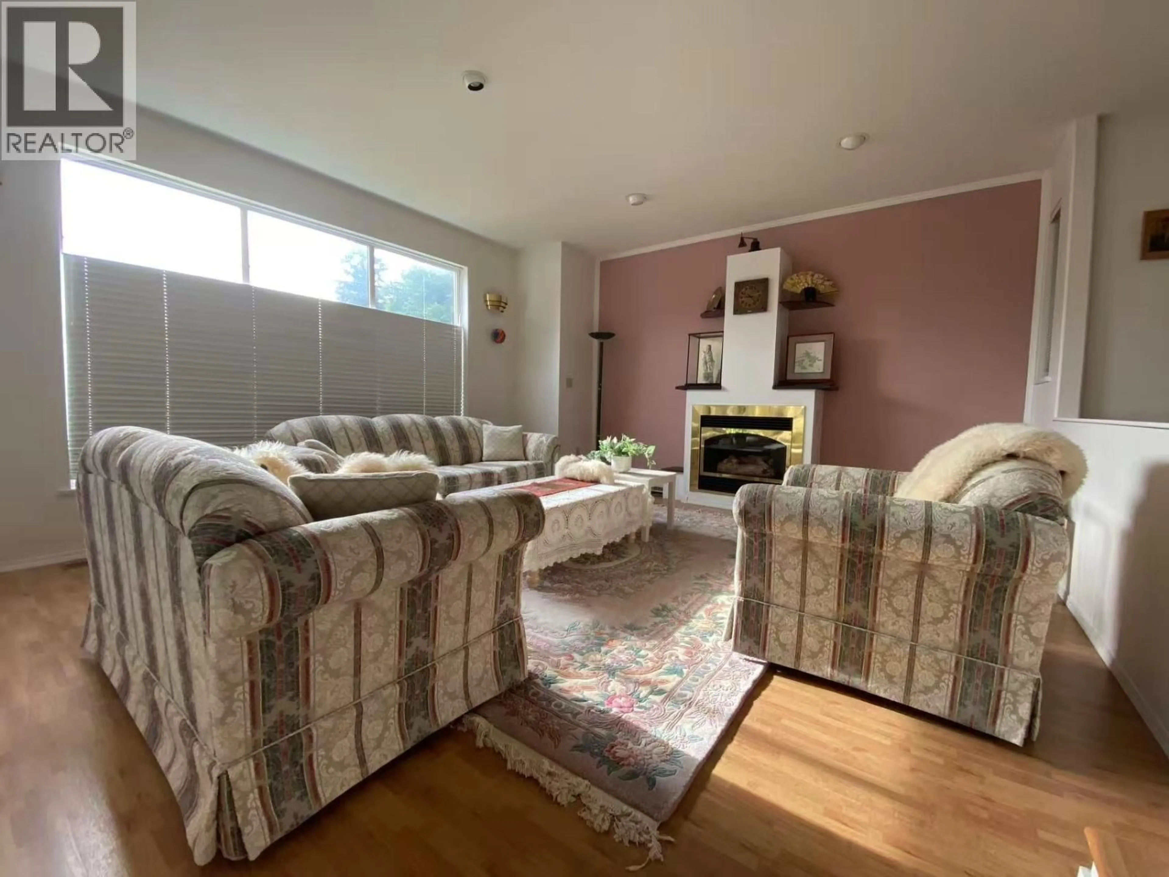 Living room with furniture, wood/laminate floor for 6990 WILLINGDON AVENUE, Burnaby British Columbia V5J3R2