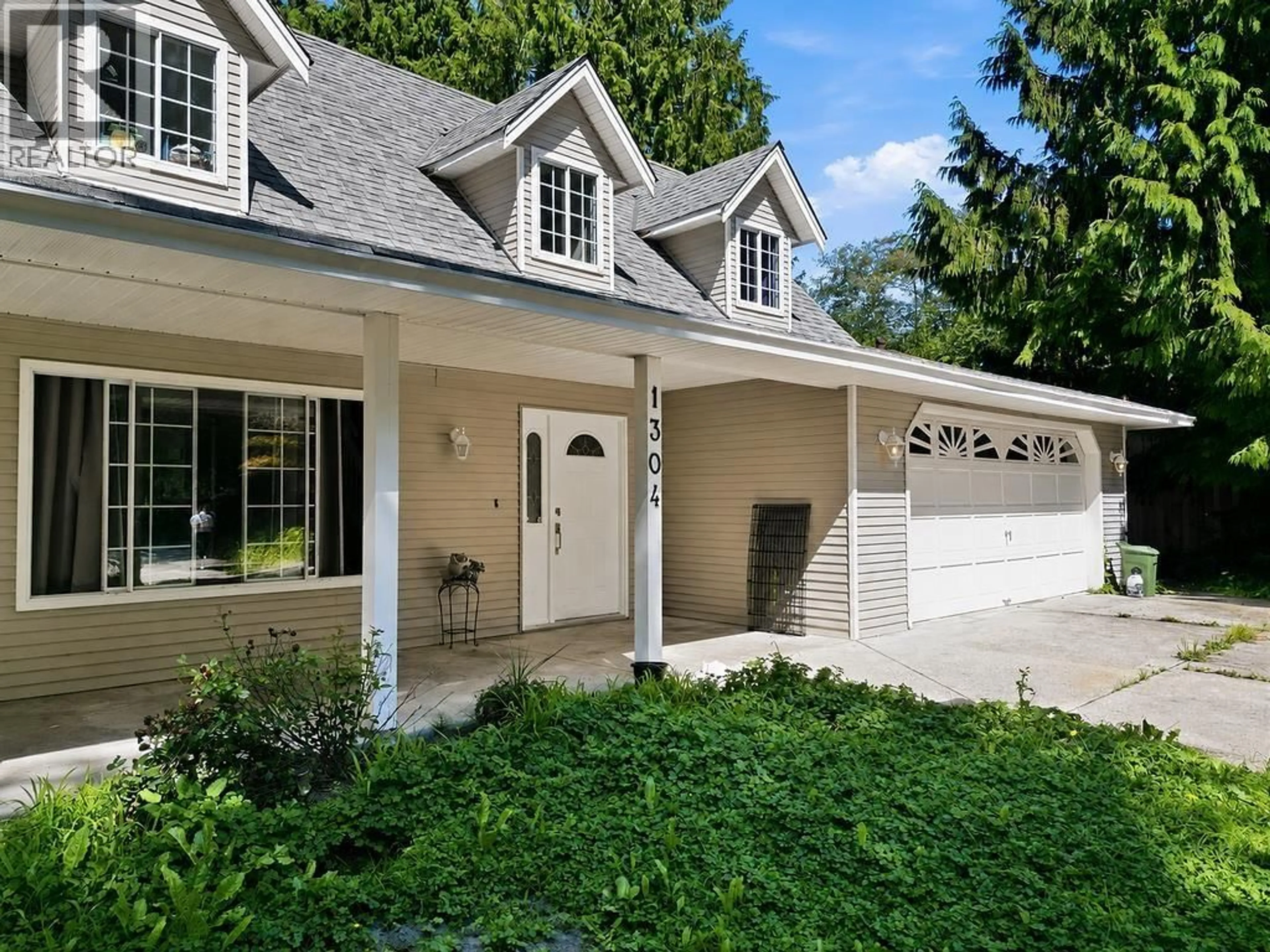 Home with vinyl exterior material, street for 1304 KEARTON ROAD, Gibsons British Columbia V0N1V4