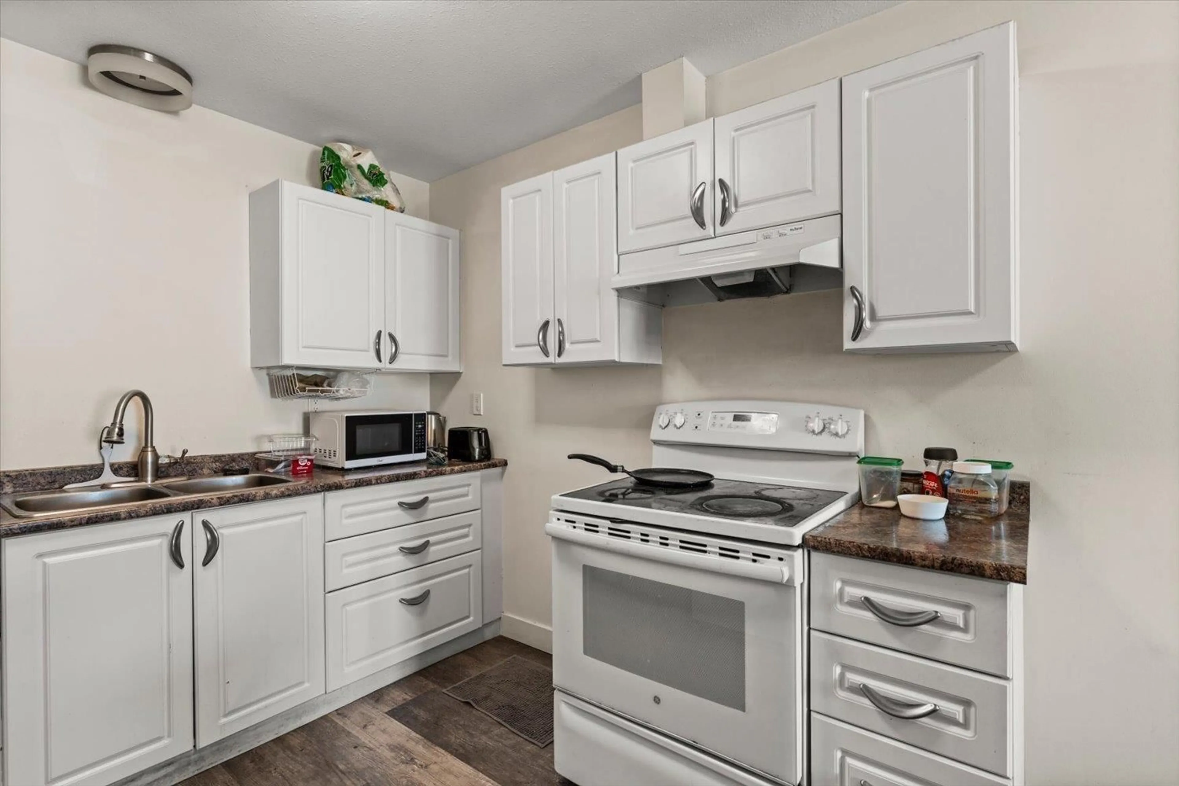 Standard kitchen, unknown for 109 - 7435 SHAW AVENUE, Chilliwack British Columbia V2R3C1